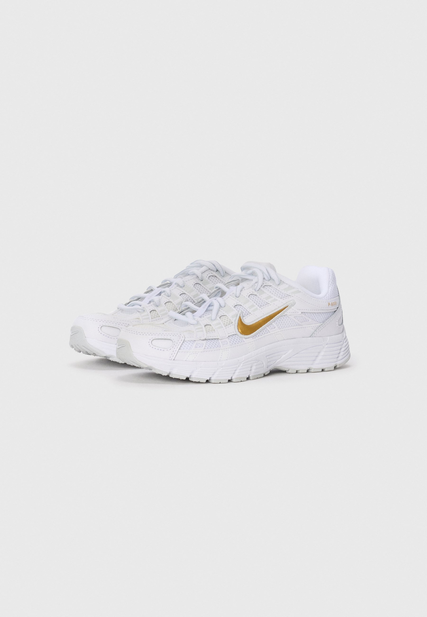 Nike Sportswear P 6000 UNISEX - Sneakers - wit/metallic goudkleurig/puur platinakleurig