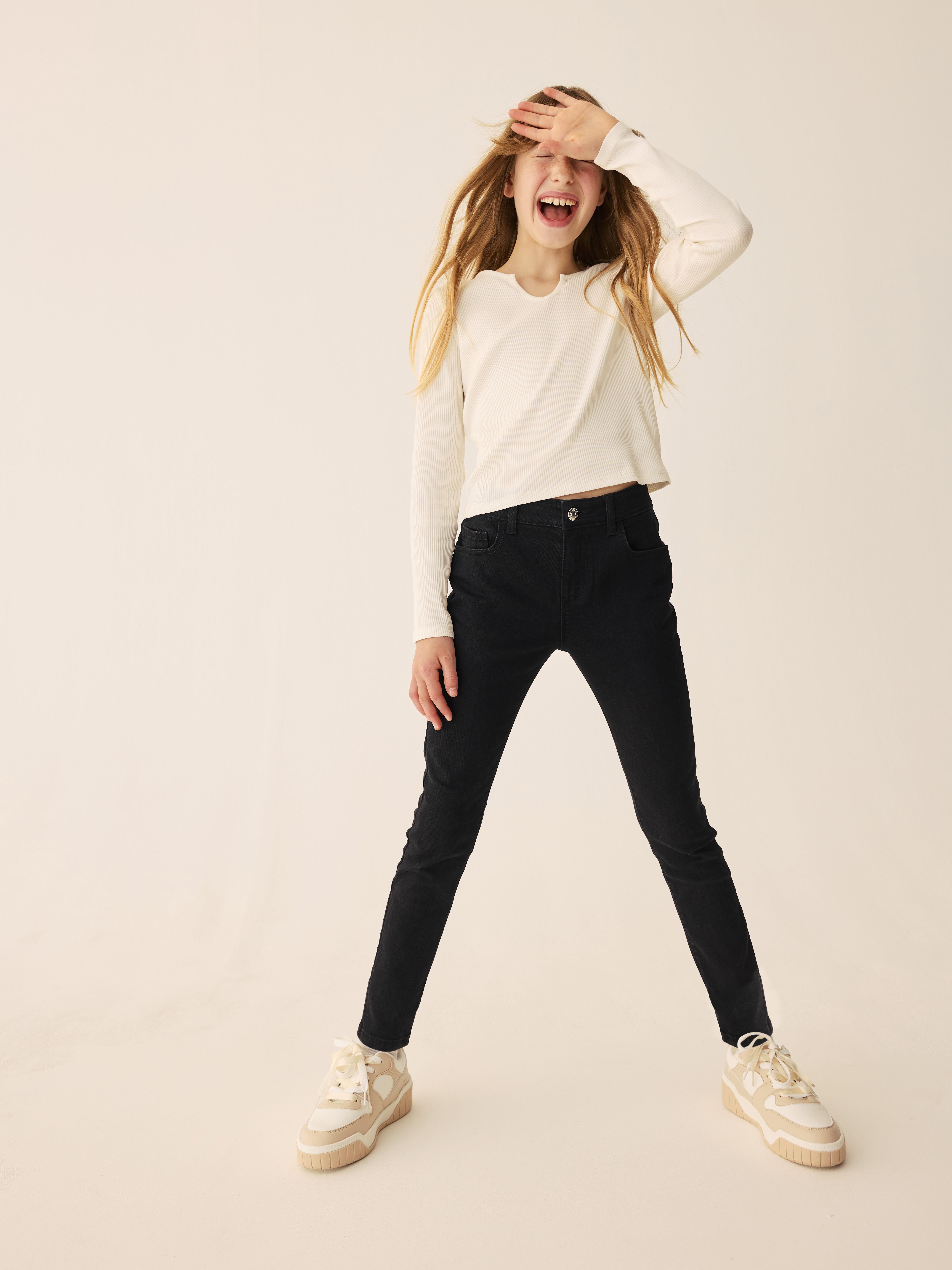 Stretch-Skinny-Jeans. Skinny-Jeans mit Gürtelschlaufen und Taschen.