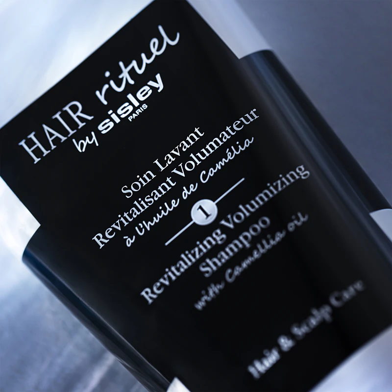 Hair Rituel by Sisley Shampoo Revitalizante e Volumizador com óleo de camélia para cabelos finos, sem sulfatos.