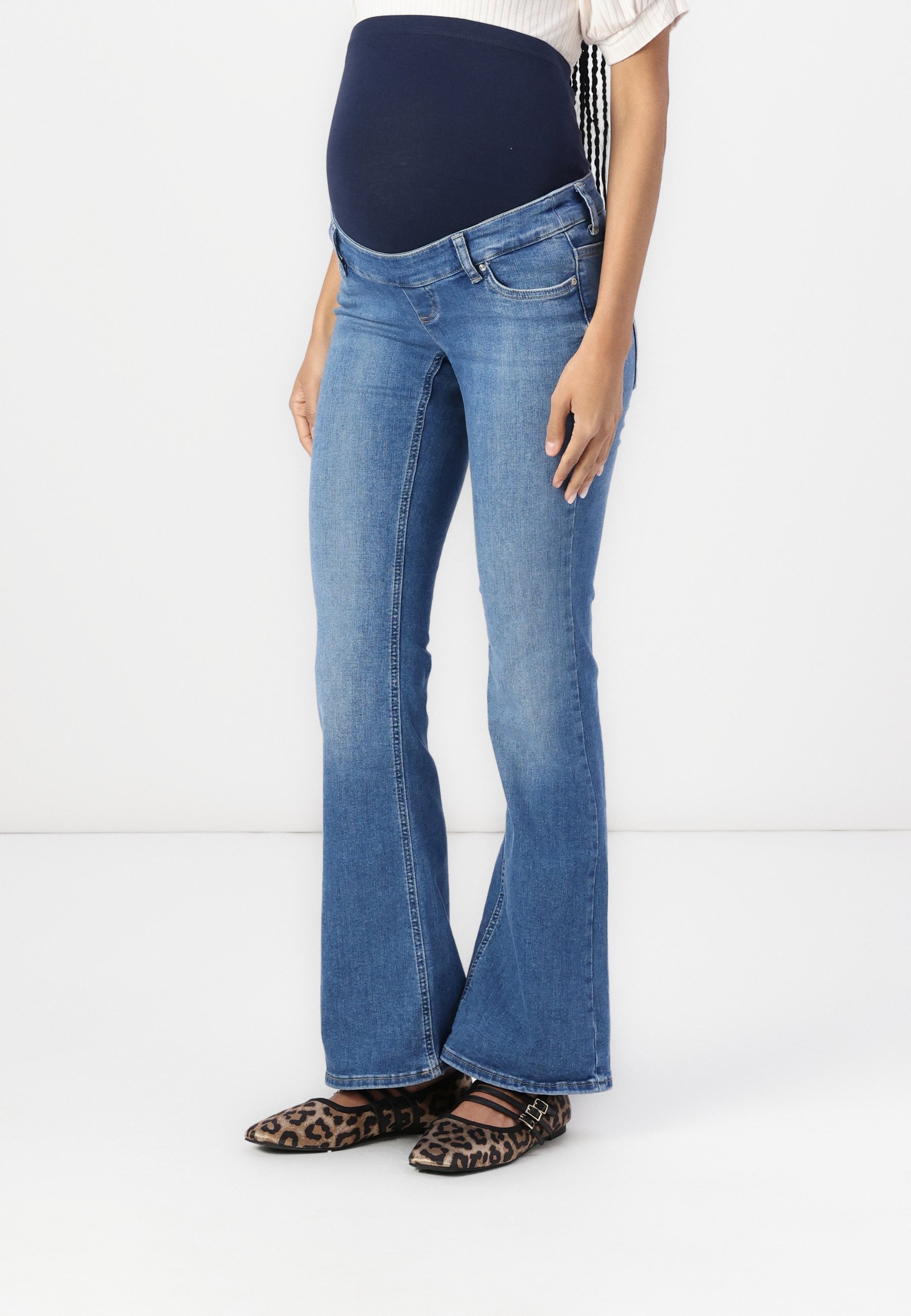 ONLY MATERNITY OLMBLUSH FLARED - Uitlopende jeans - middenblauwe denim