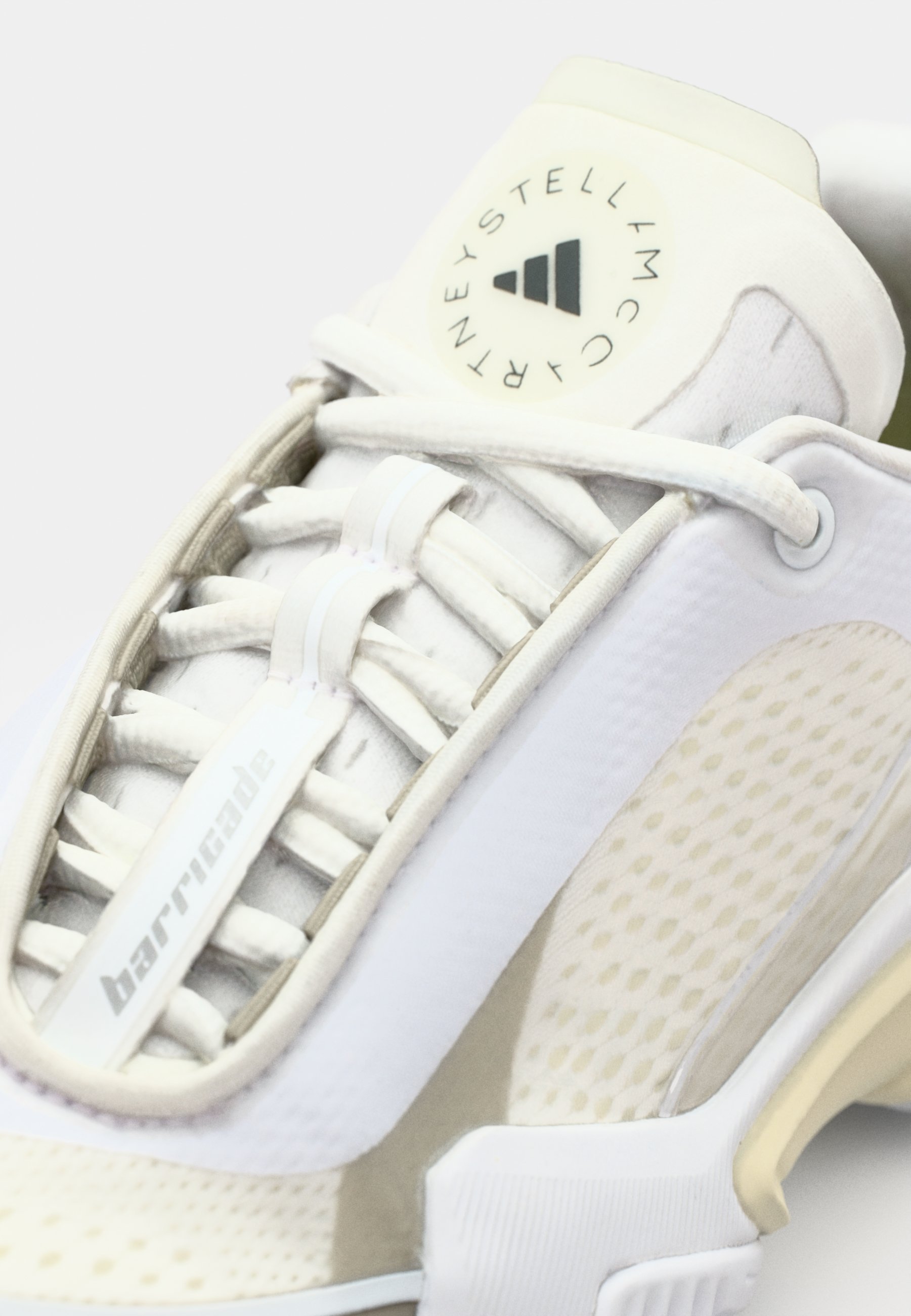 adidas Performance ASMC BARRICADE – Multicourt-Tennisschuhe – Schuhfarbe Weiß/Mandelmilch/Weidengrau