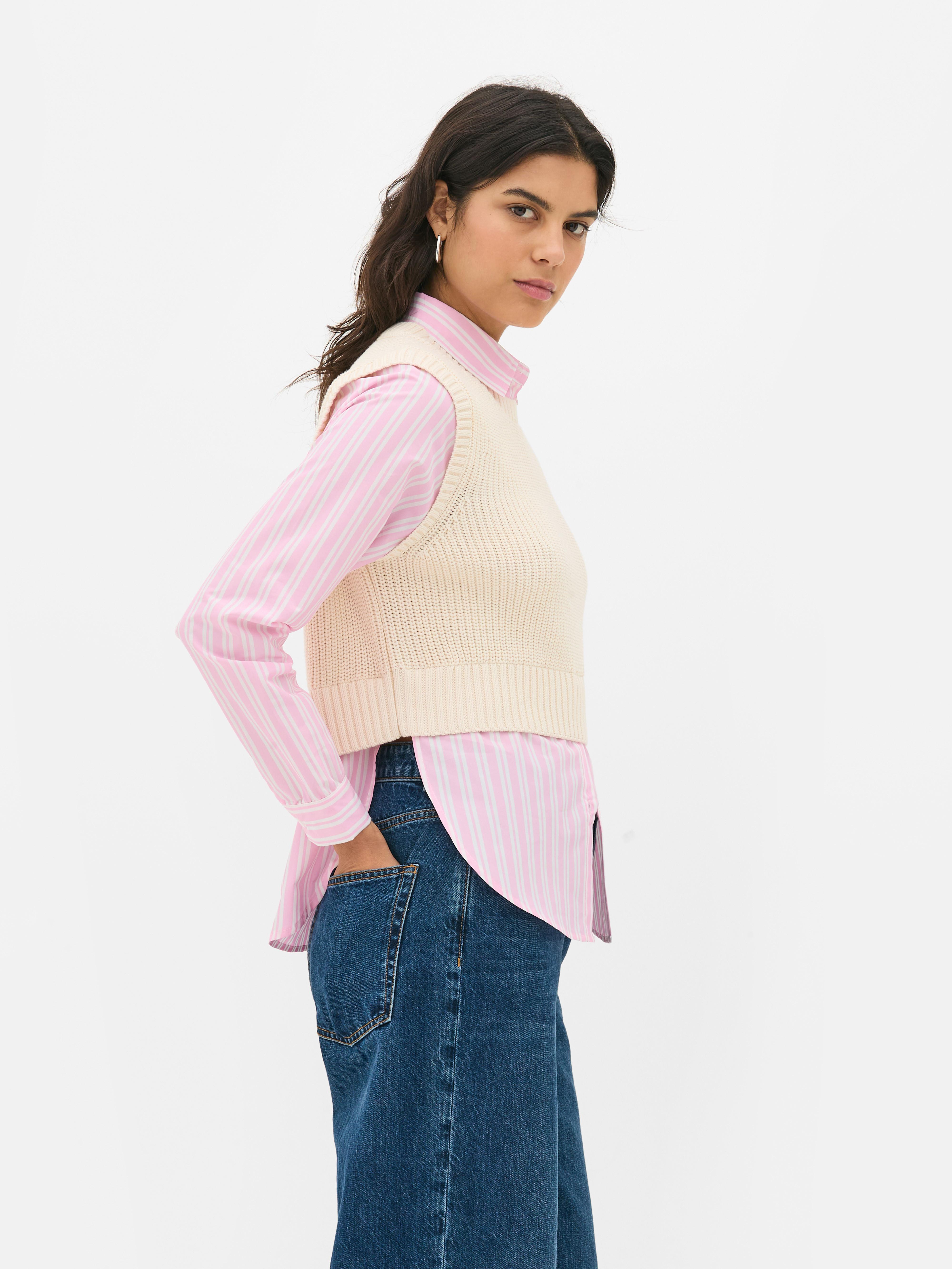 Cămașă și tricou 2 în 1. O cămașă cu dungi și un maiou cu nervuri într-o combinație elegantă.