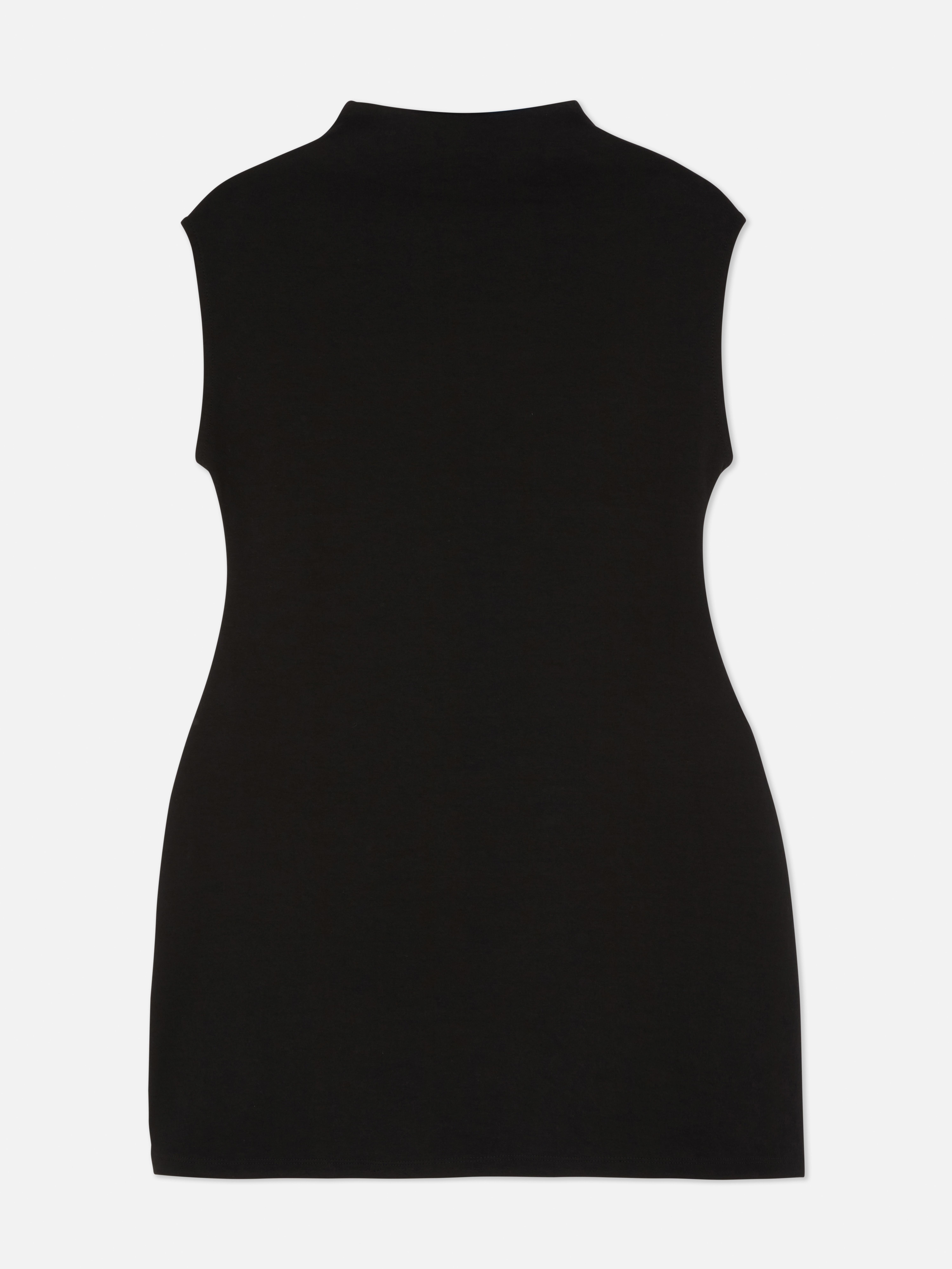 Minikleid mit kurzen Ärmeln Ein klassisches Minikleid mit hohem Halsausschnitt und kurzen Ärmeln