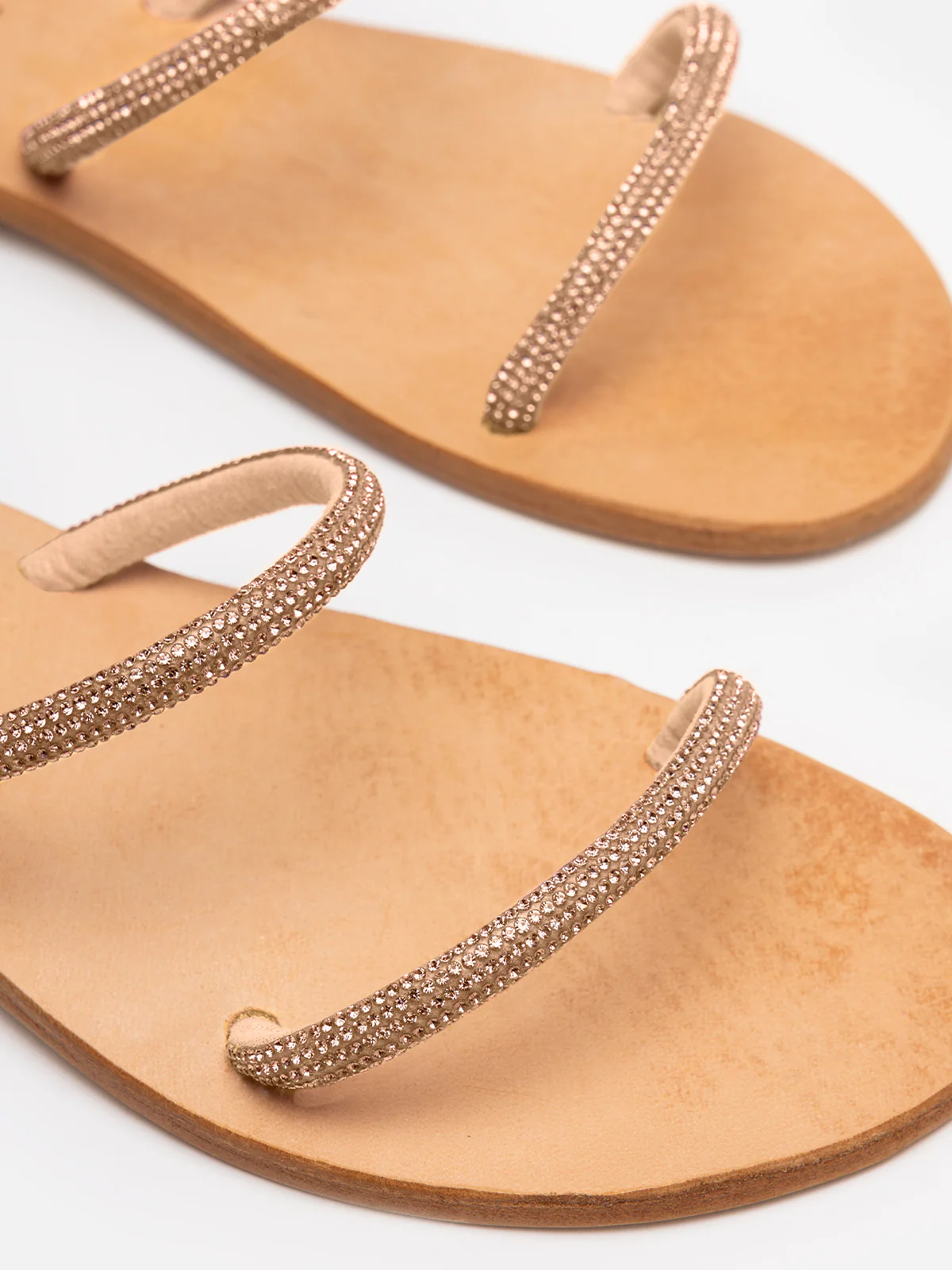 Platte sandalen met bandjes en gouden strass-steentjes.