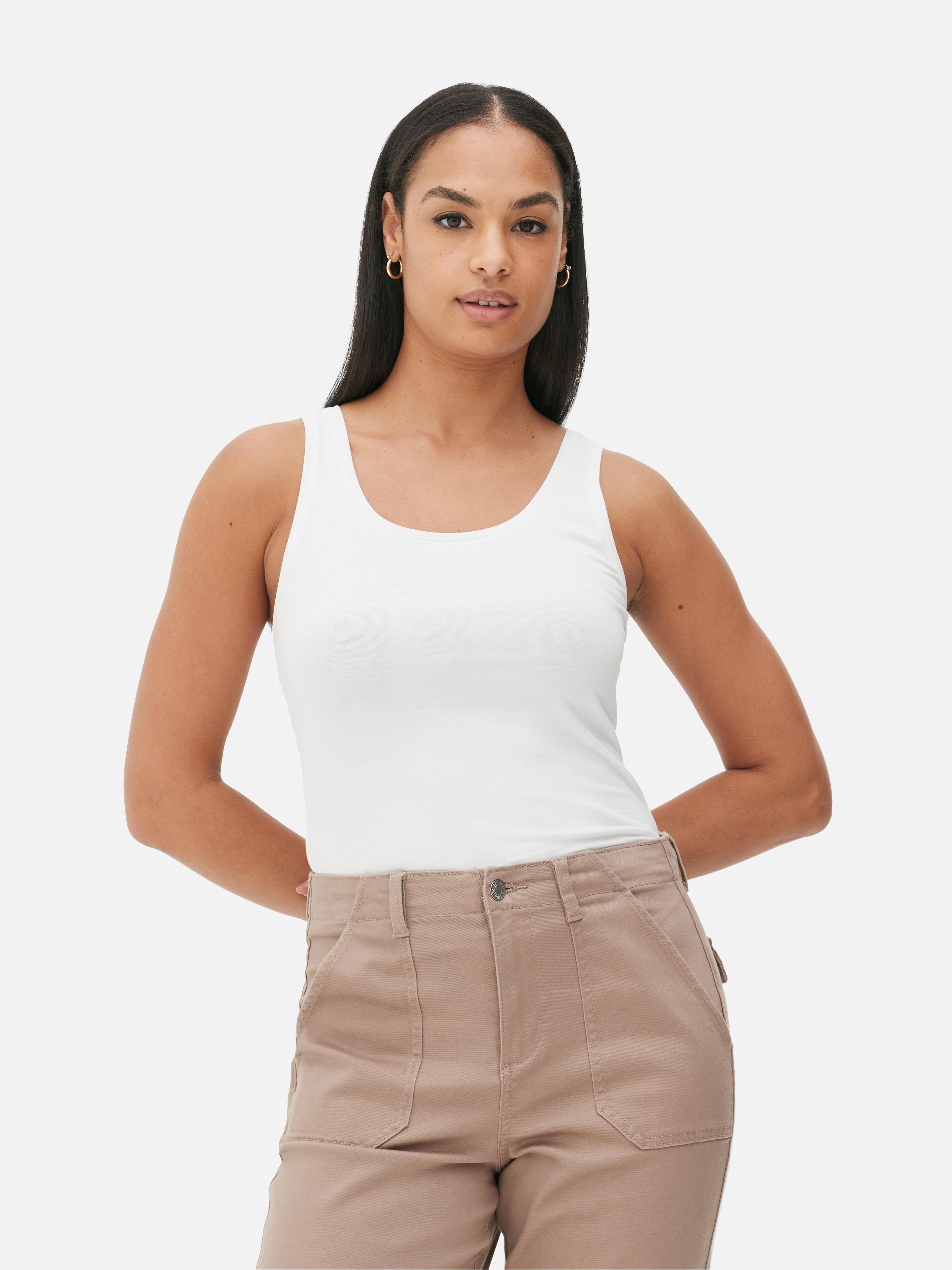 Stretch-Shirt mit U-Ausschnitt. Ein Trägertop bietet tolle Stylingmöglichkeiten.
