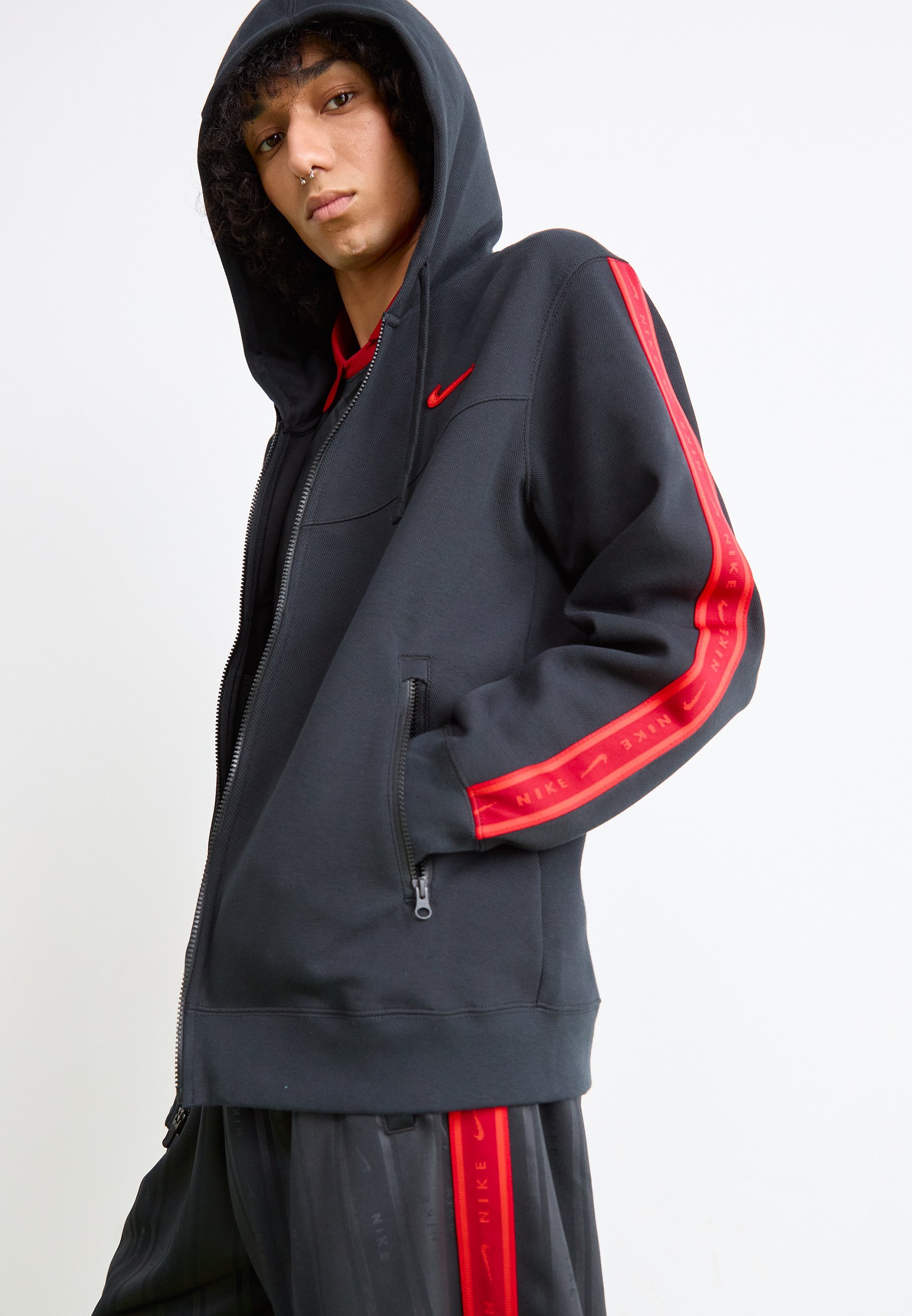 Felpa con cappuccio Nike Sportswear - Felpa con zip - nero/rosso chiaro