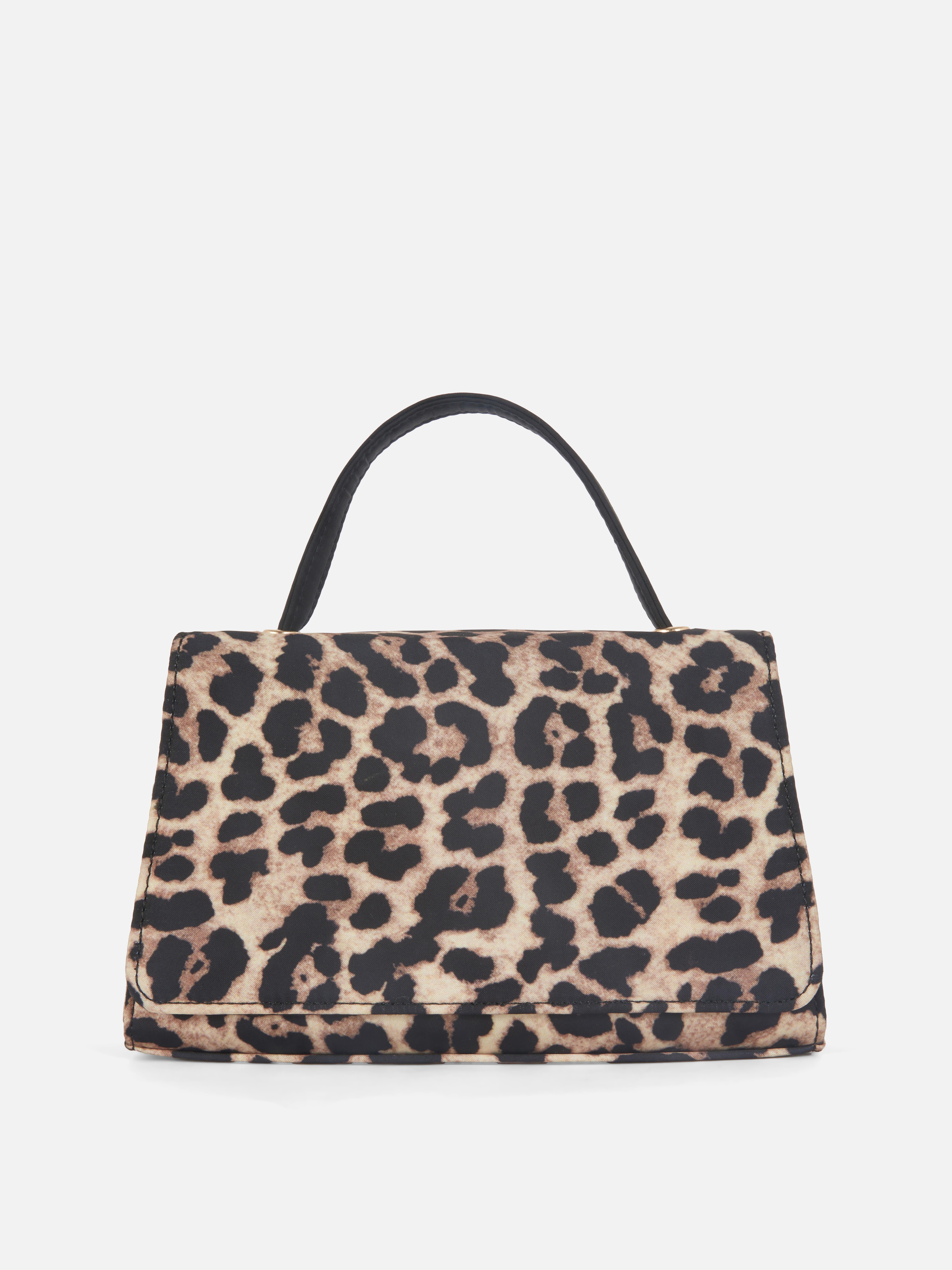 Schultertasche aus Satin mit Leopardenmuster. Eine Satinhandtasche mit zwei Riemen und auffälligem Leopardenmuster für einen ausdrucksstarken Look.