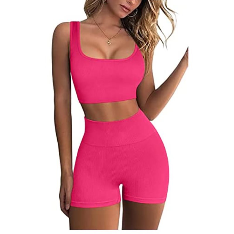 Completi da donna a due pezzi senza cuciture, con top corto a coste e pantaloncini corti, disponibili nel negozio di abbigliamento femminile.