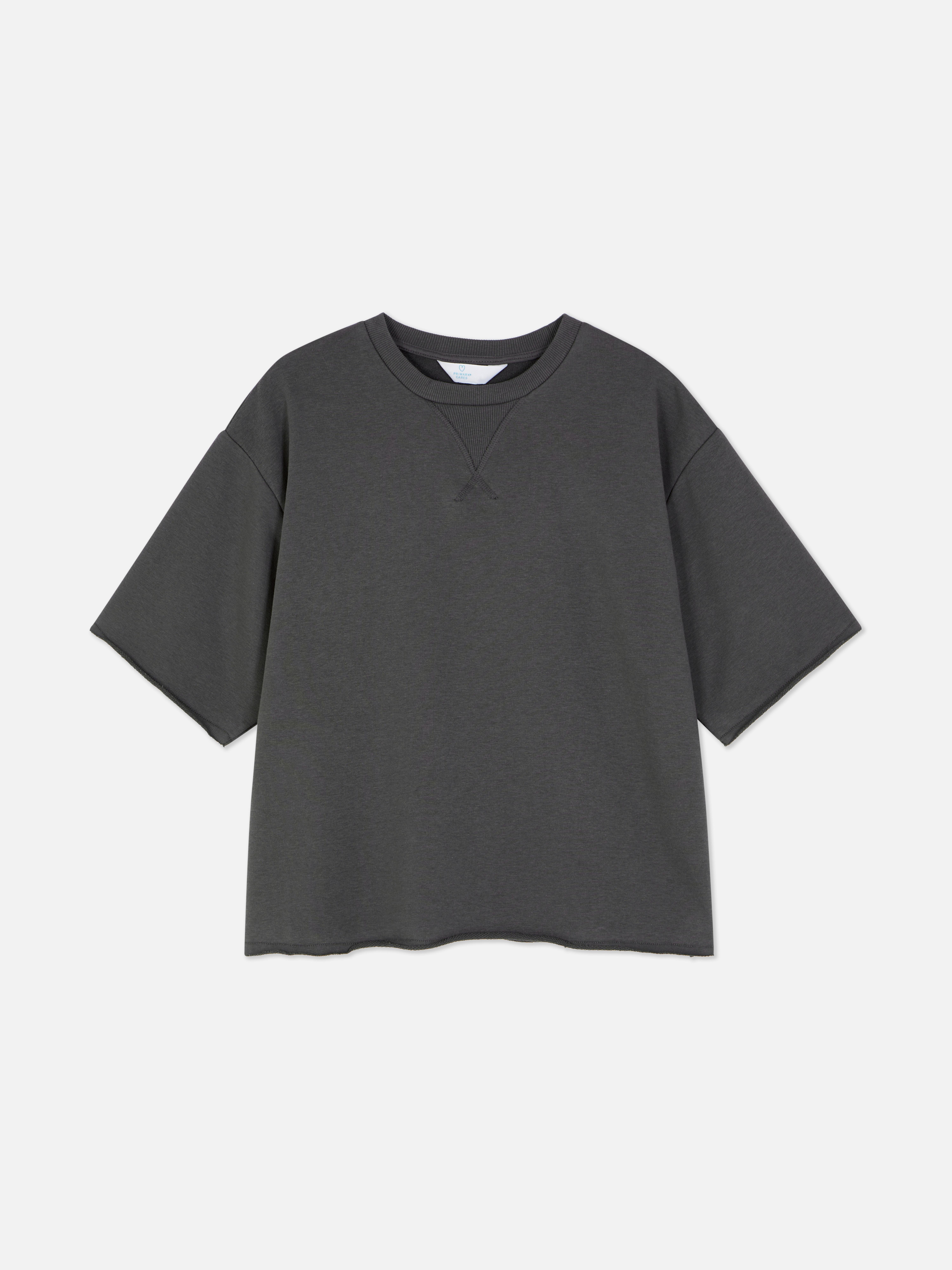 Kurzarm-Sweatshirt. Dieses Sweatshirt hat eine normale Passform, einen Rundhalsausschnitt und kurze Ärmel.