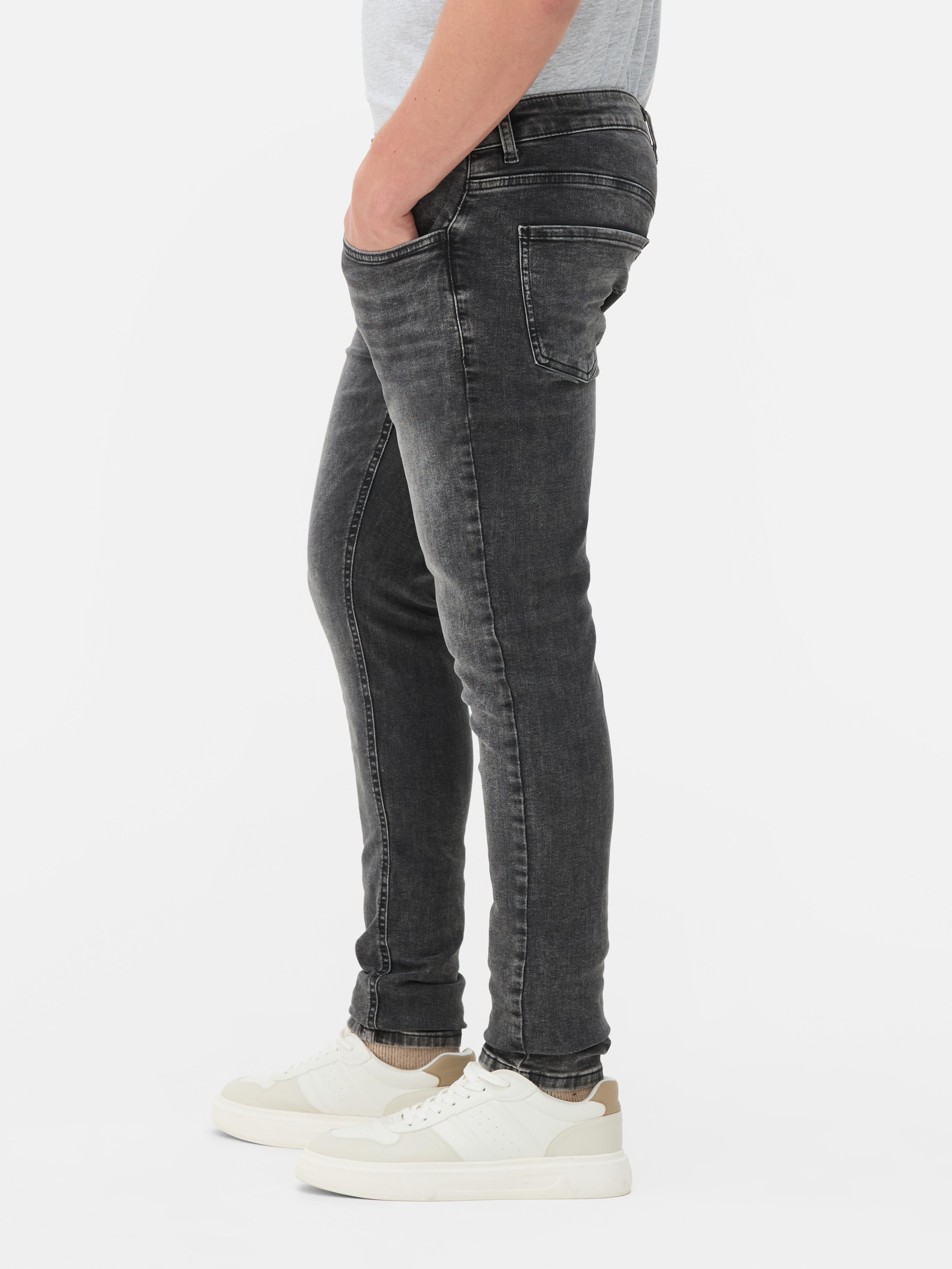 Blugi elastici, slim fit. Blugi mulați cu închidere cu nasturi, cinci buzunare și găici pentru curea.