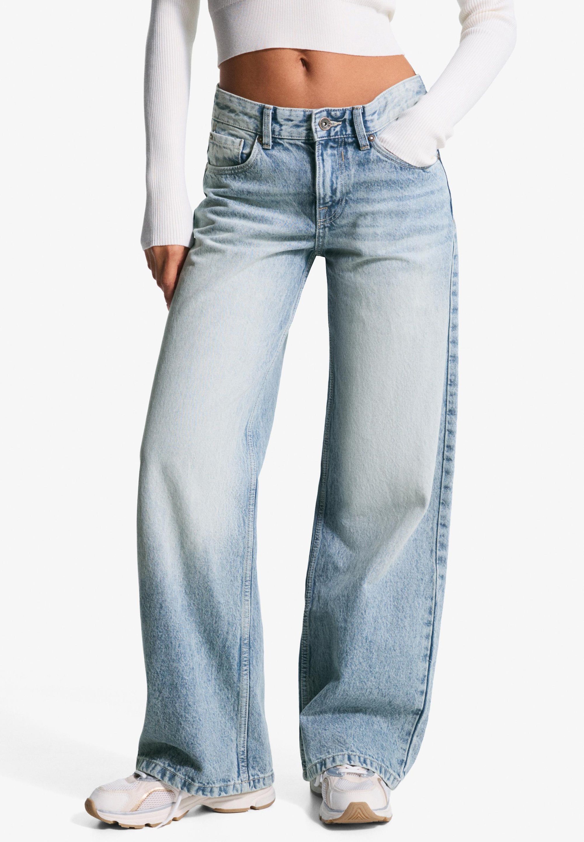 Jeans Bershka modello Relaxed Fit - denim blu