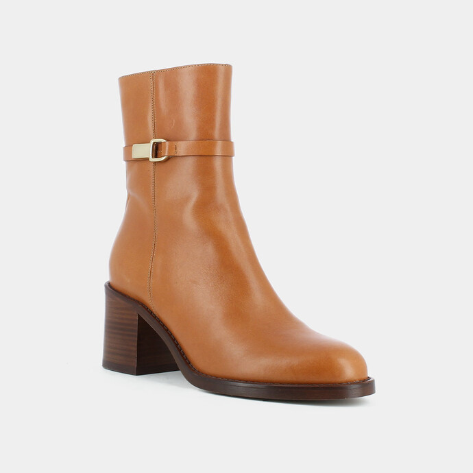 Bottines à talons et boucles  en cuir camel