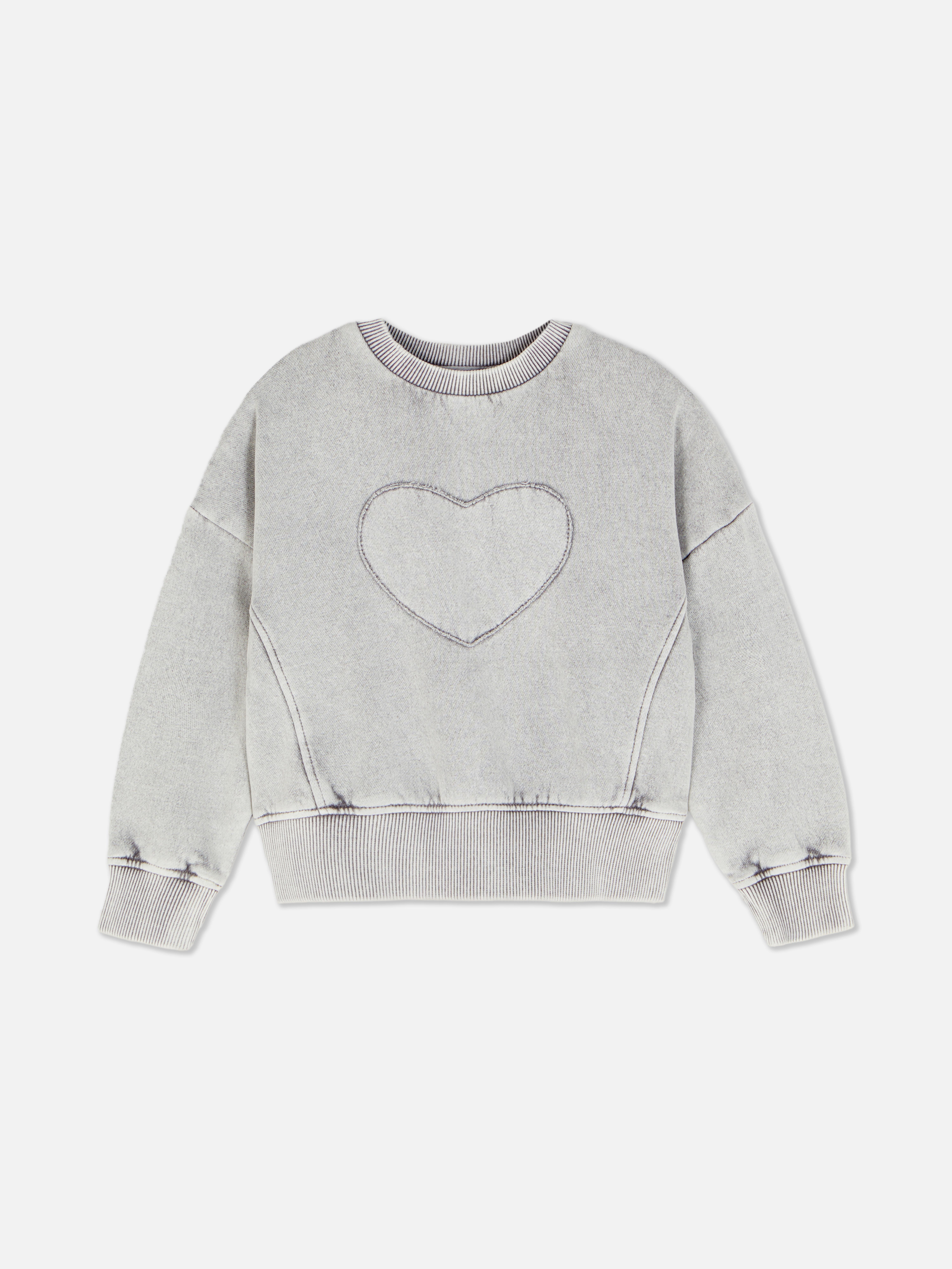 Sweatshirt im Acid-Wash-Stil mit Herzmotiv. Ein Sweatshirt mit Auswasch-Effekt, Herzmotiv und gerippten Bündchen.