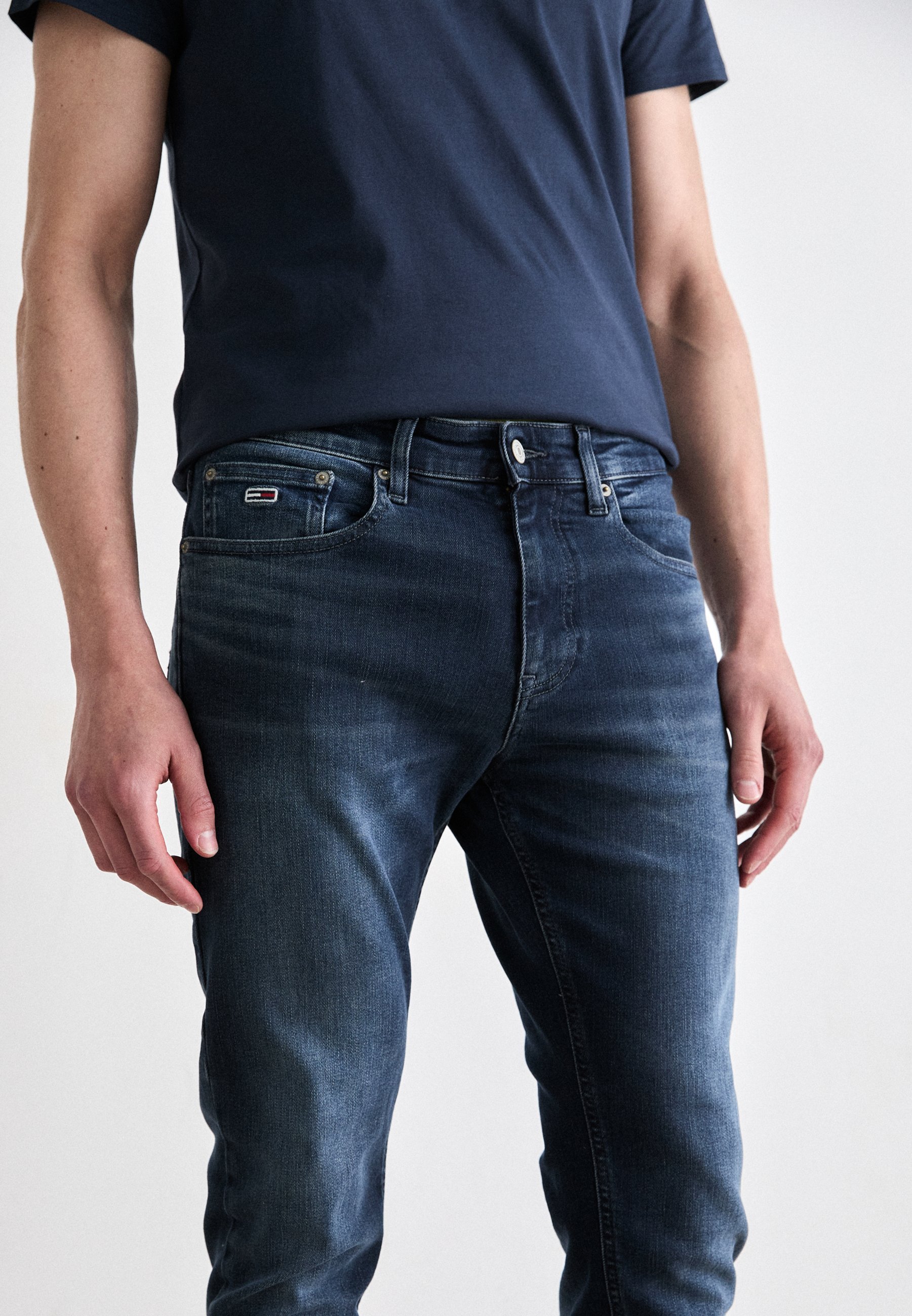 Tommy Jeans AUSTIN TAPERED - Jean coupe slim - denim foncé