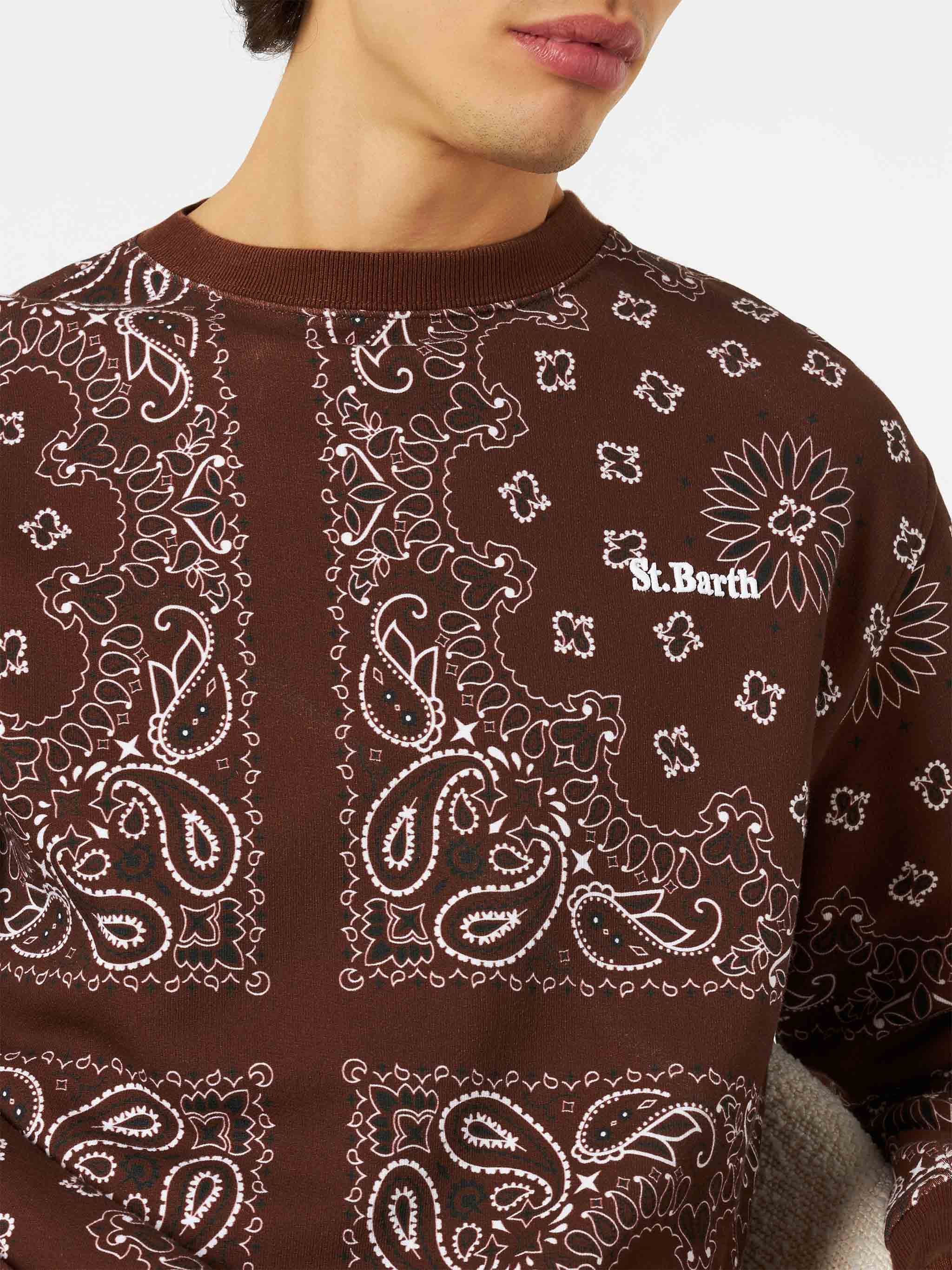 Sweatshirt met ronde hals voor heren met bruine bandana-print.