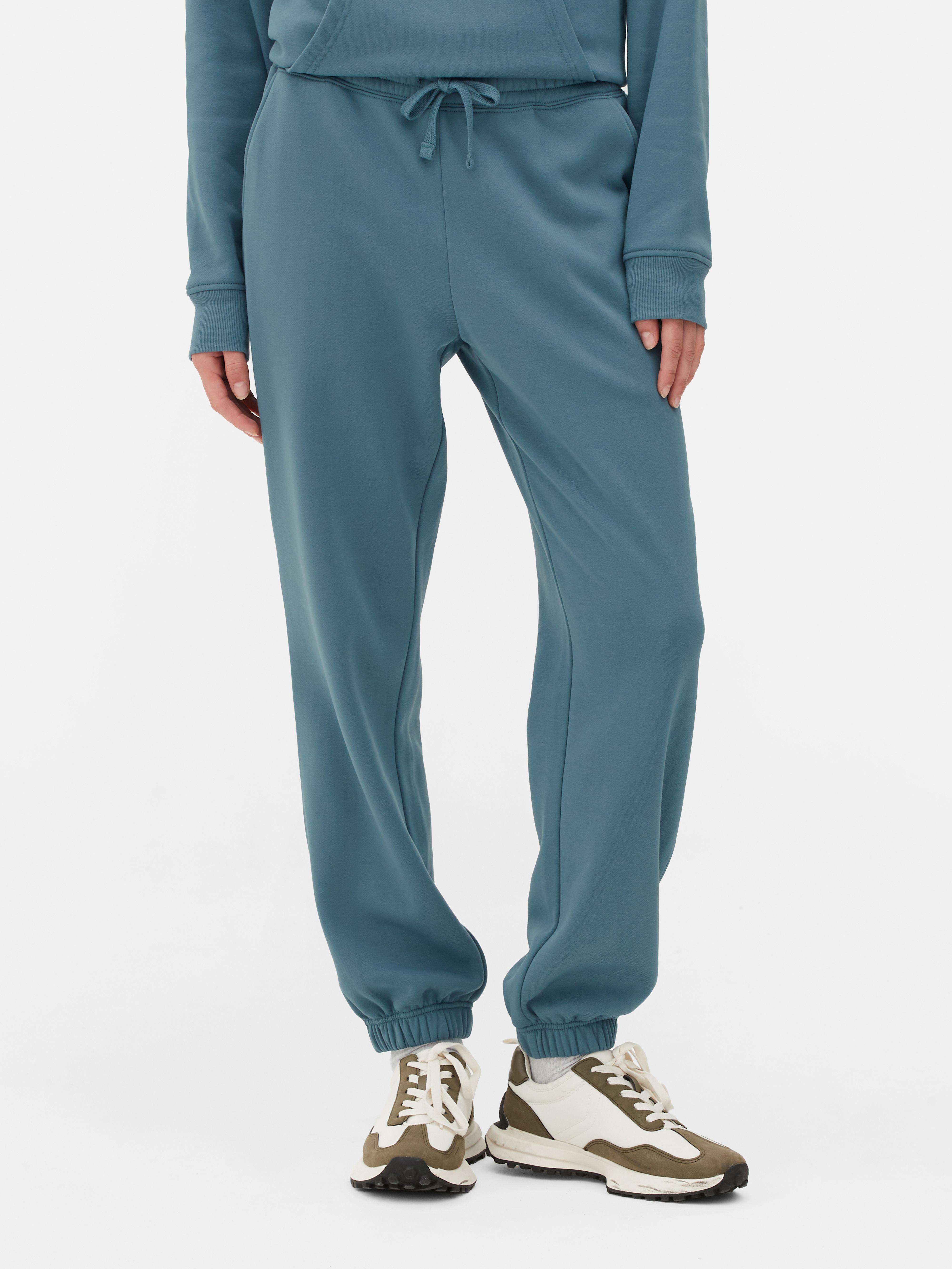 Pantaloni de jogging simpli cu croială regulată. Acești pantaloni de jogging cu manșete până la gleznă sunt indispensabili în garderoba ta casual.