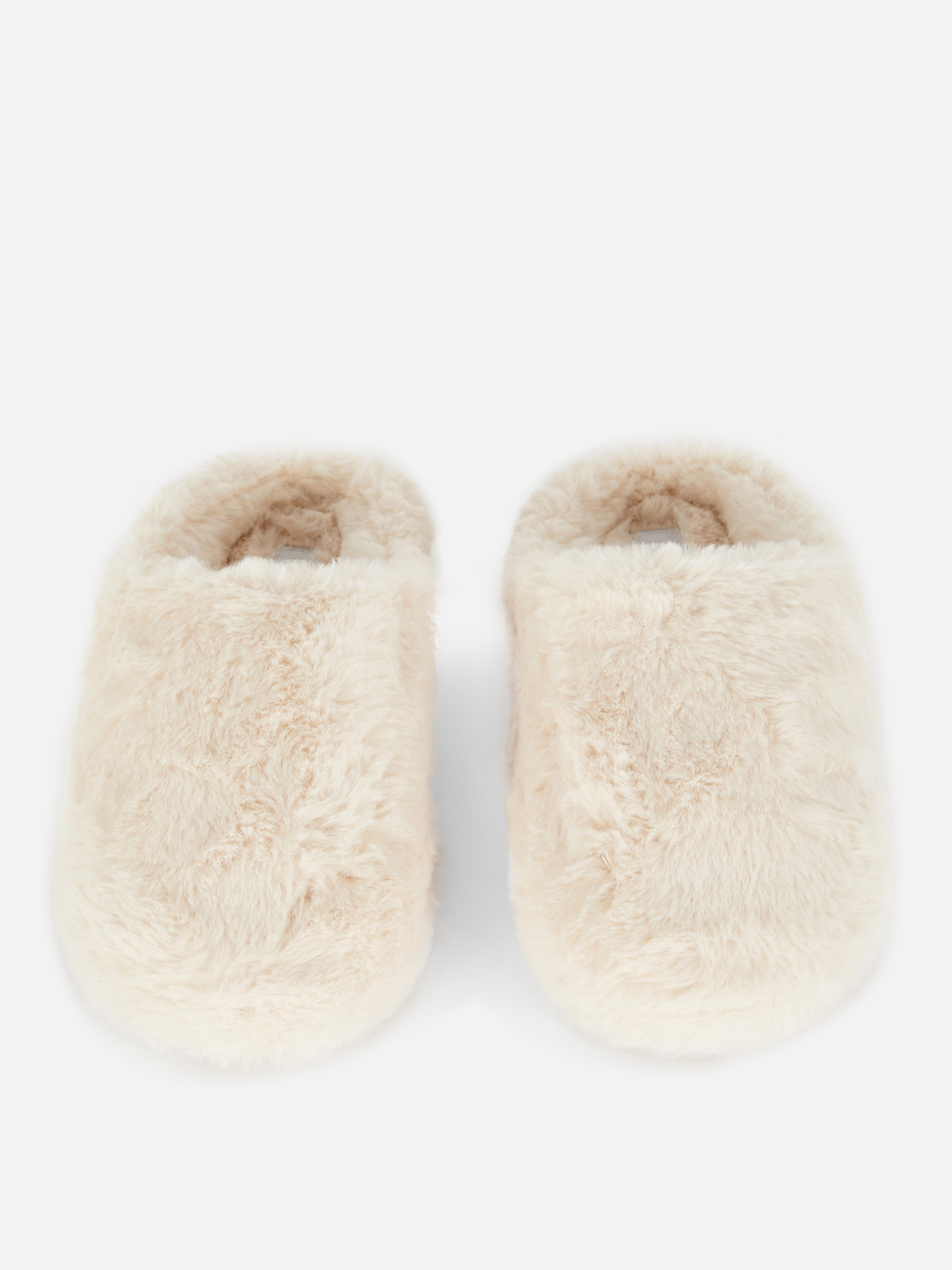 Papuci din blană artificială. Atingeți un nou nivel de confort cu aceste slip-ons pufoase.