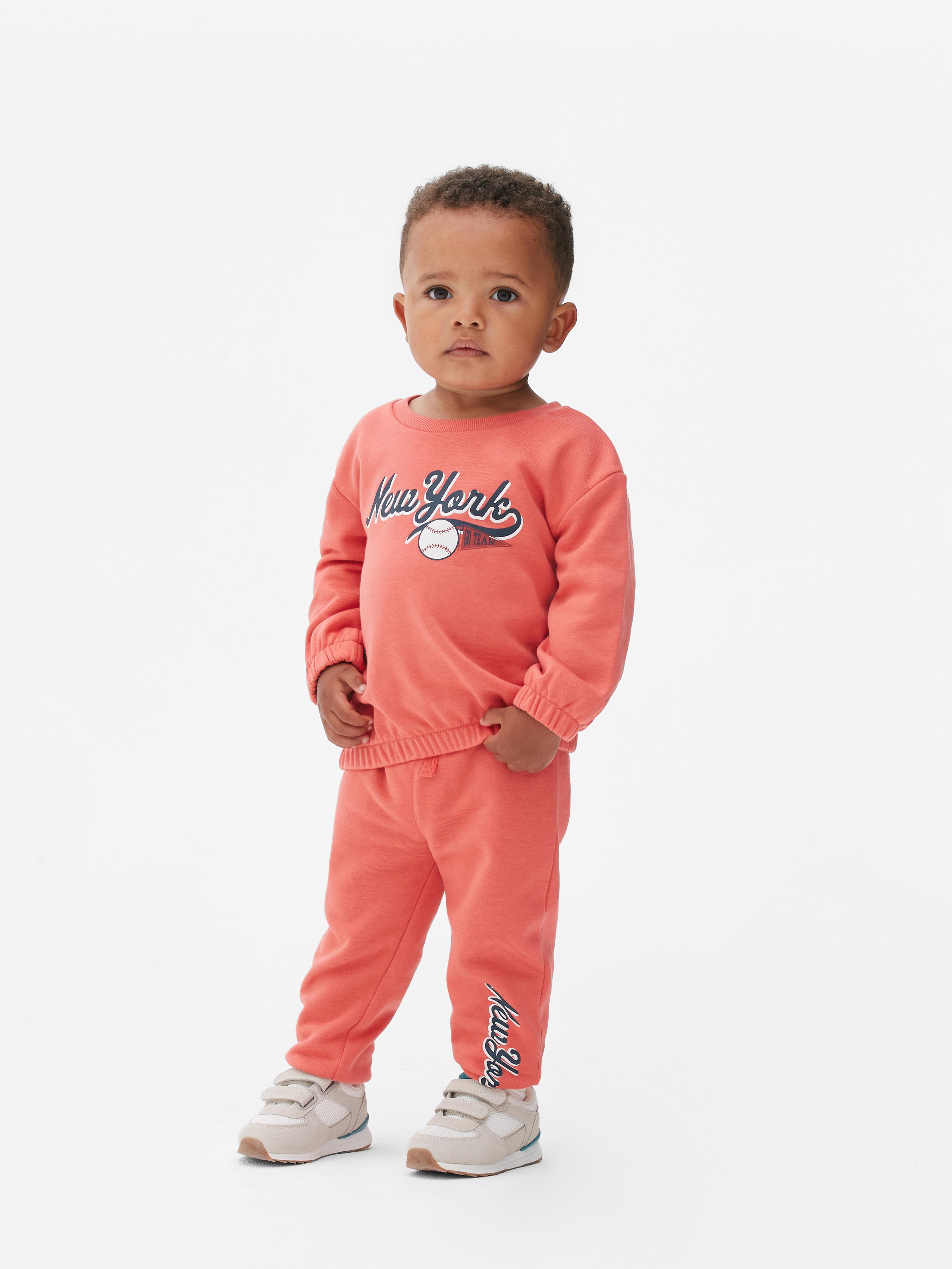 Pantaloni de jogging cu șnur și manșete. Pantaloni de jogging confortabili pentru un copil mic care iubește confortul.