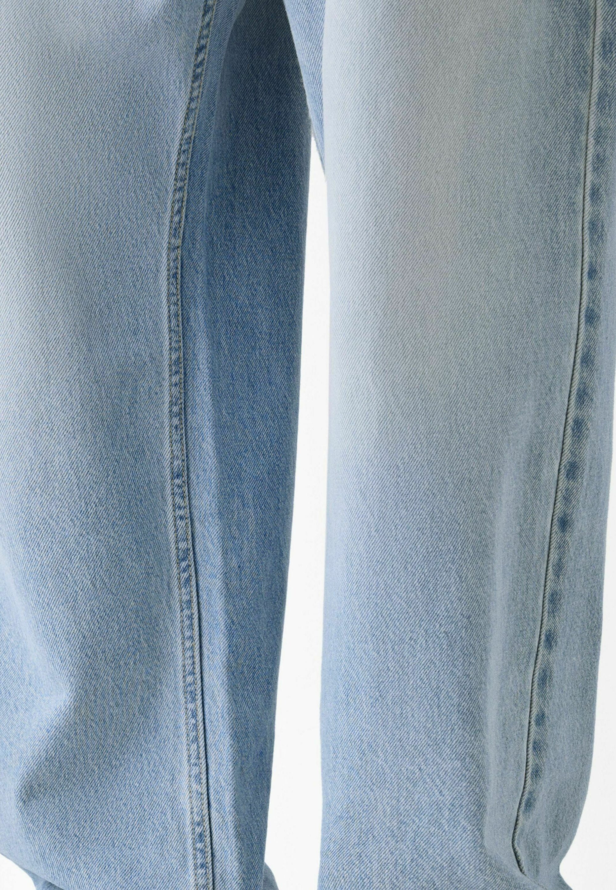 Bershka BAGGY - Losse jeans - lichtblauw