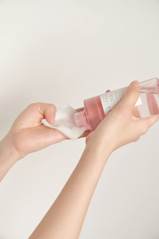 SKIN1004 Madagaskar Centella Poremizing Clear Toner jemně exfoliuje, vyhlazuje pleť a minimalizuje póry.