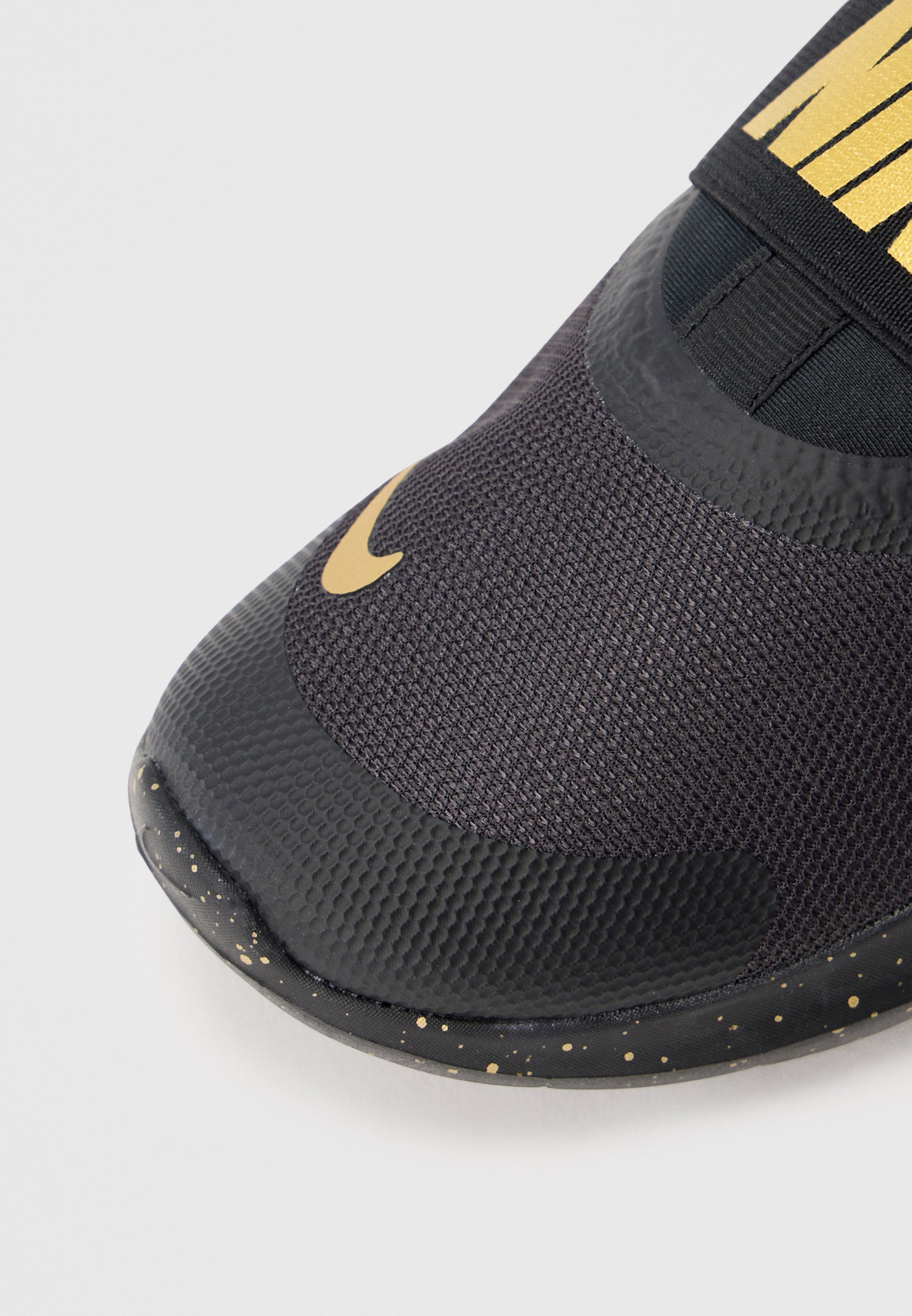 Nike Performance FLEX RUNNER 4 UNISEX - Straßenlaufschuhe - schwarz/metallic-goldfarben