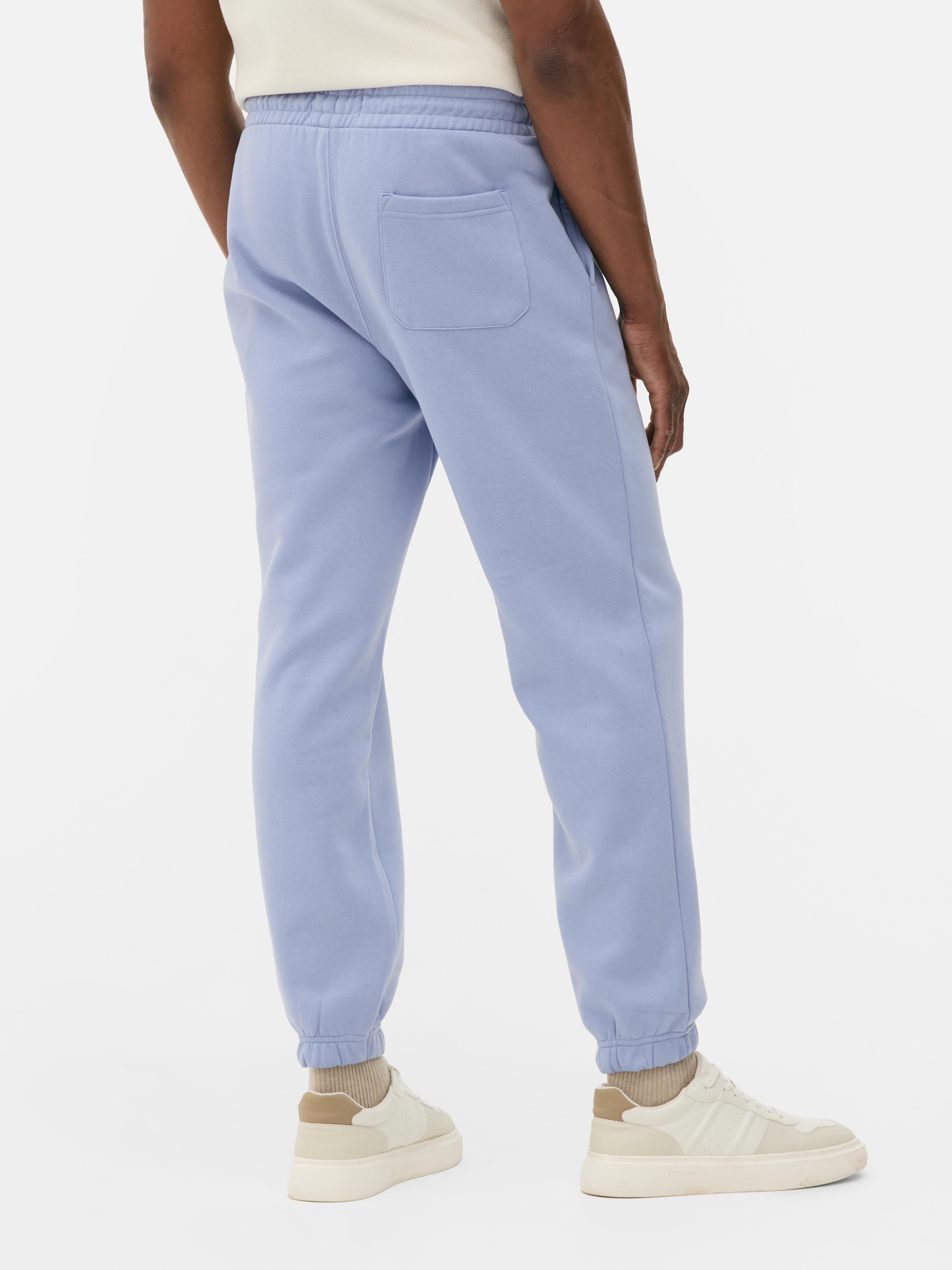 Pantaloni de jogging esențiali cu șnur de strângere Acești pantaloni de jogging confortabili cu șnur de strângere și buzunar aplicat la spate sunt casual și potriviți pentru relaxare