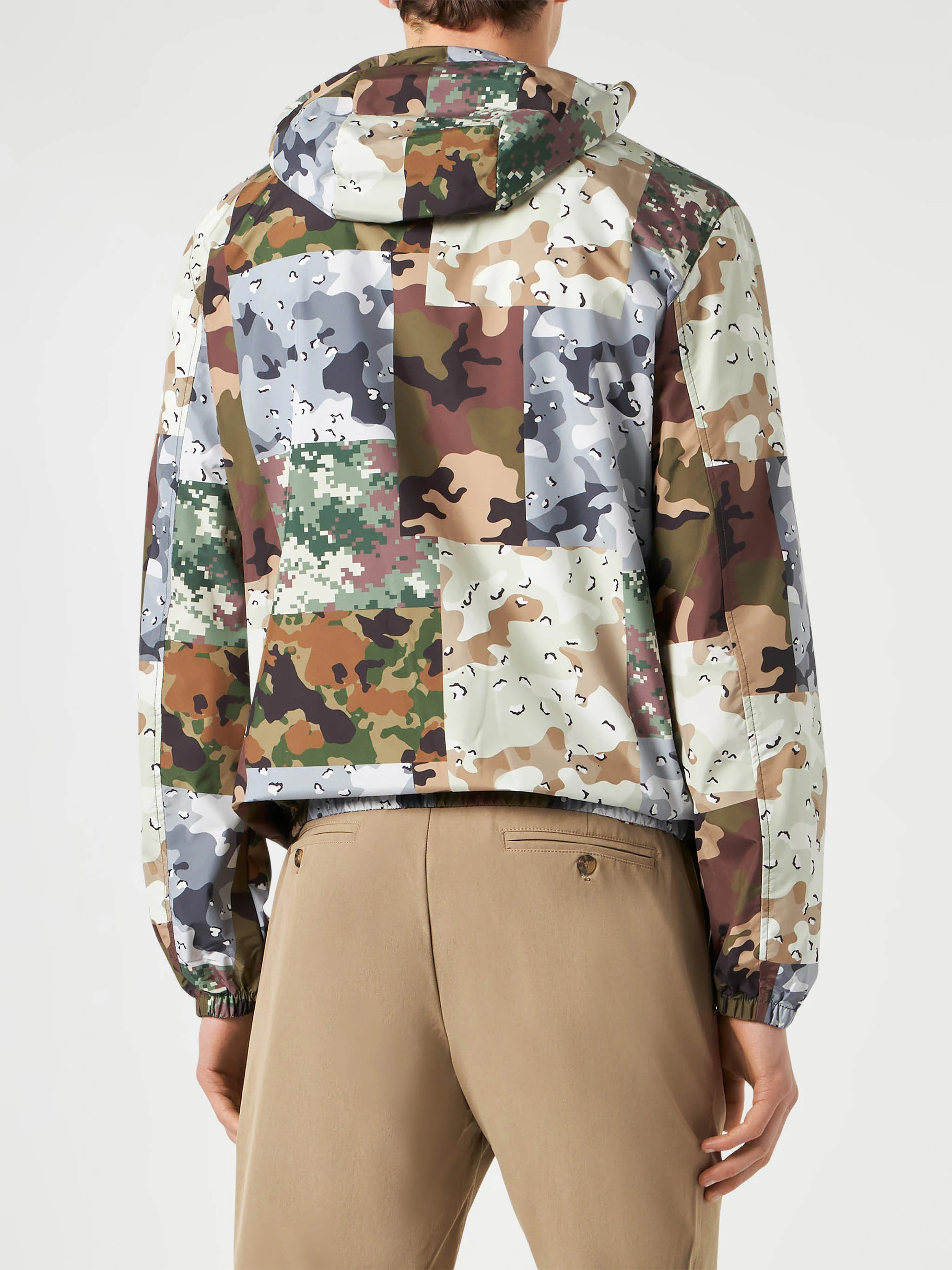 Cortavientos ligero con capucha para hombre con estampado de camuflaje.
