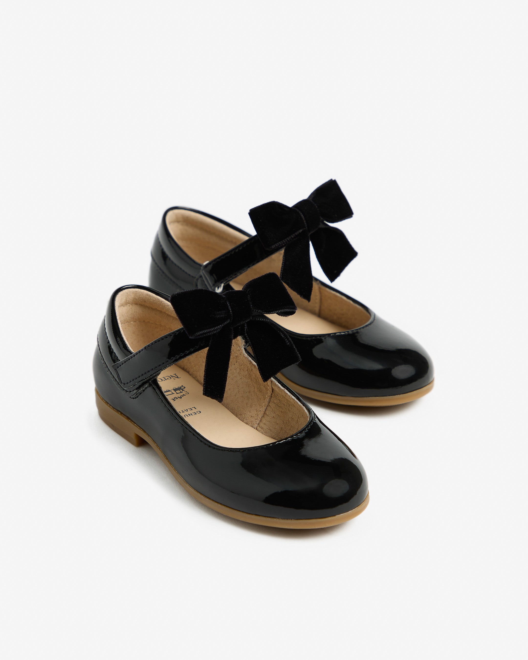  Jeunes ballerines en matières techniques