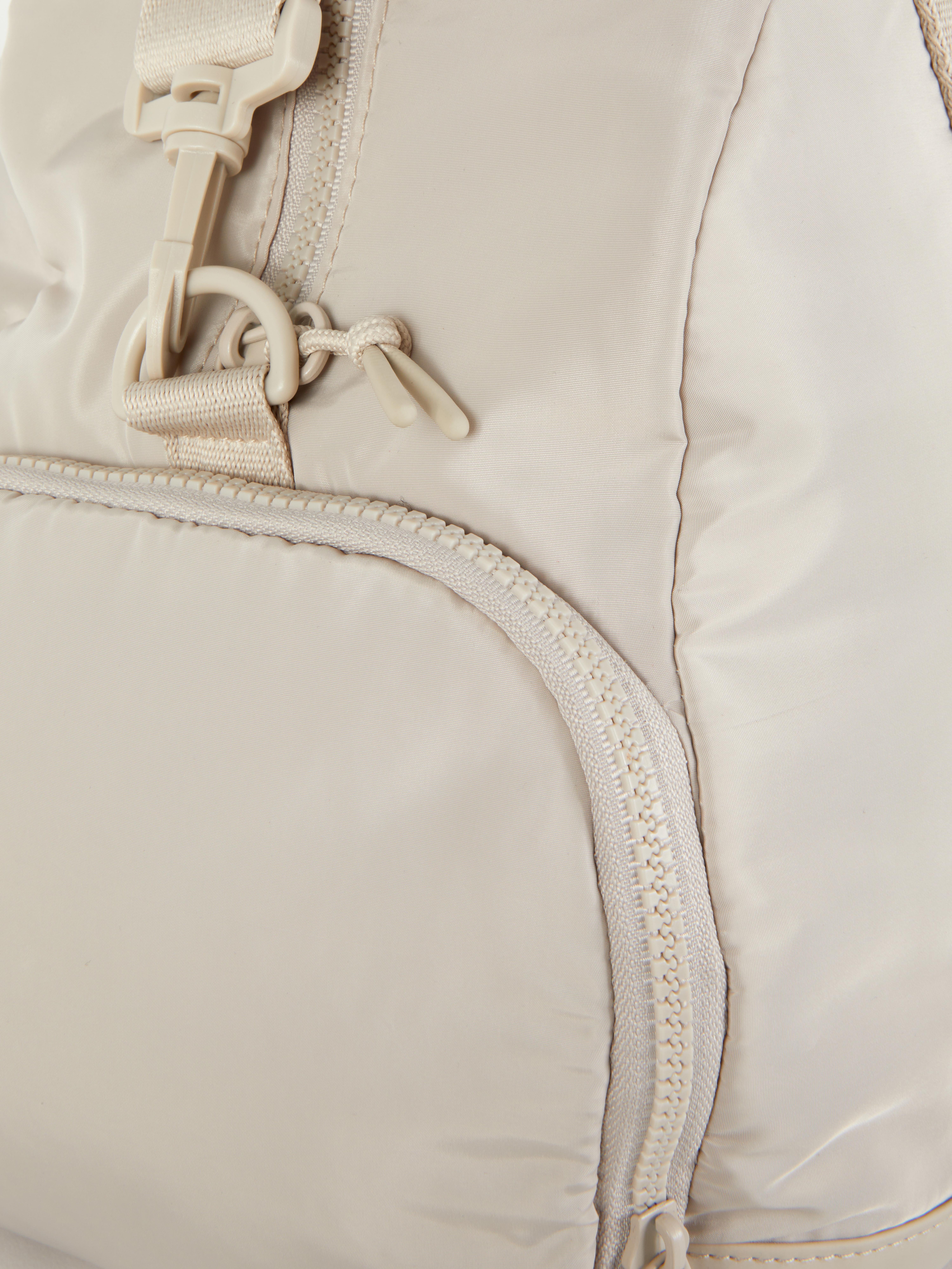 Borsa sportiva da weekend Una borsa sportiva da weekend con diversi scomparti con cerniera e due cinghie in tessuto