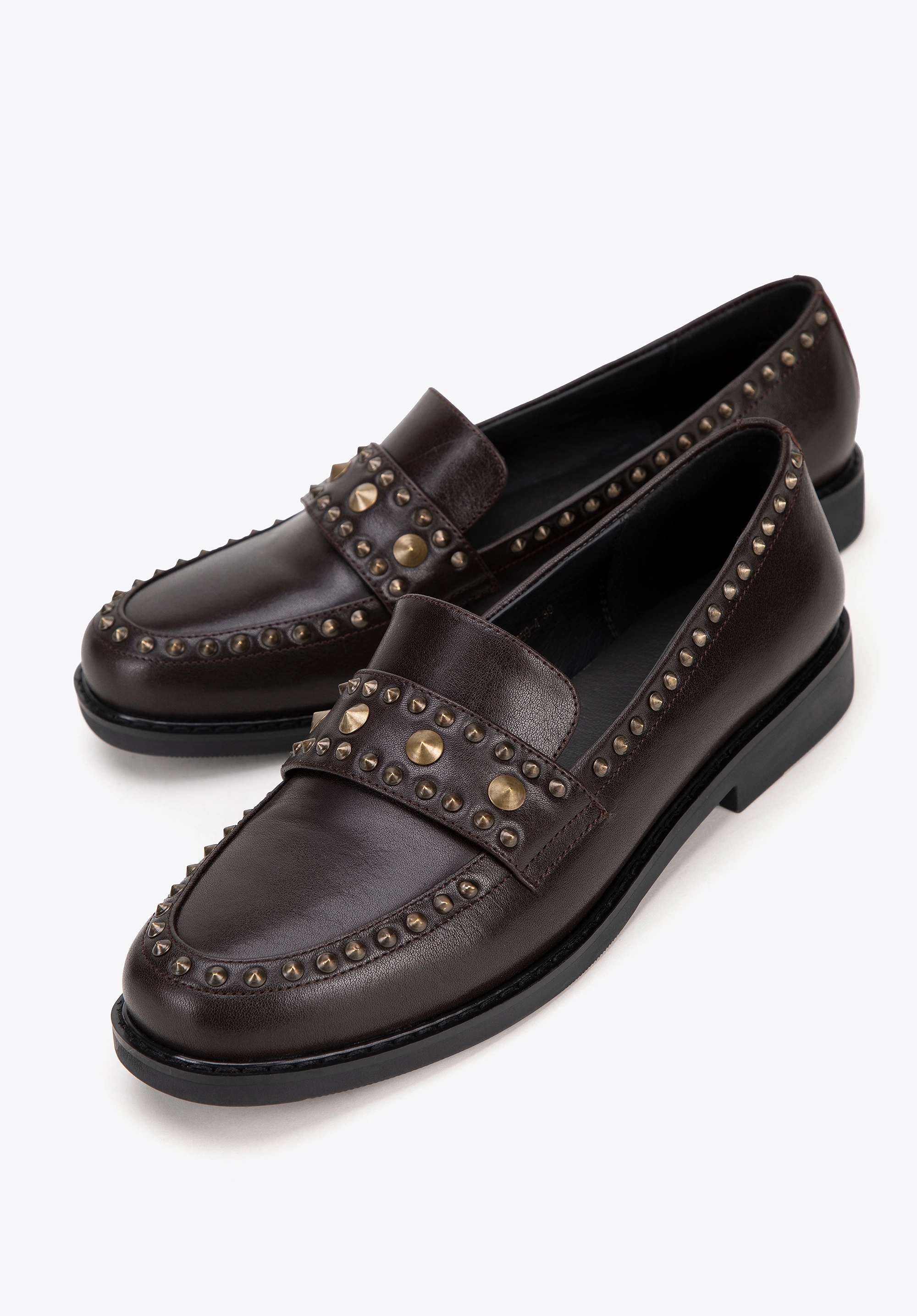 Damskie loafersy skórzane z ozdobnymi nitami brązowe