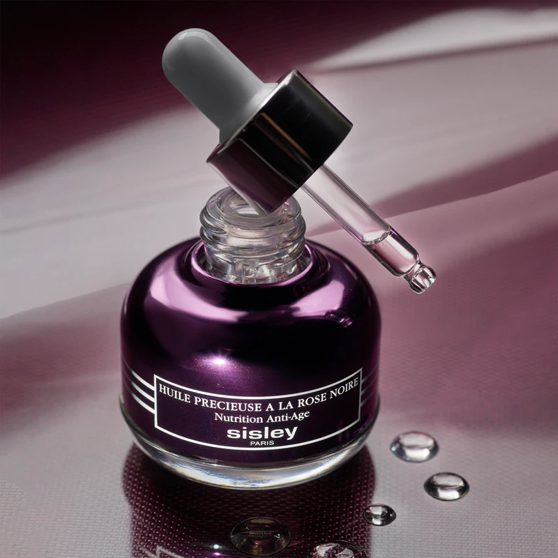 Sisley Black Rose Precious Face Oil, een voedende gezichtsolie met een revitaliserende werking en anti-rimpeleigenschappen.