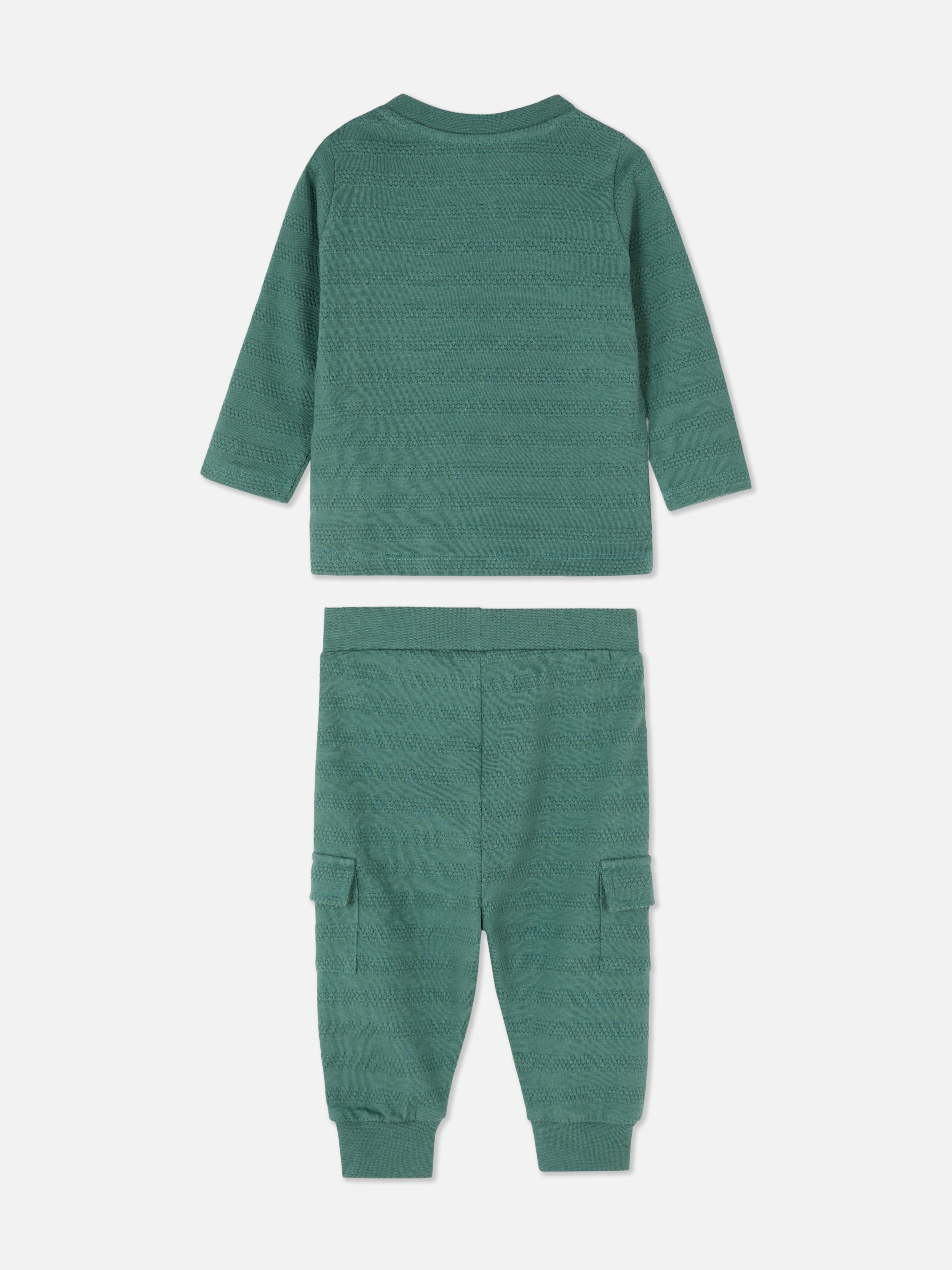 Set aus strukturiertem T-Shirt und Cargohose. Verleihen Sie Ihrem Kind mit diesem Set aus T-Shirt und Hose einen smart-casual Look.