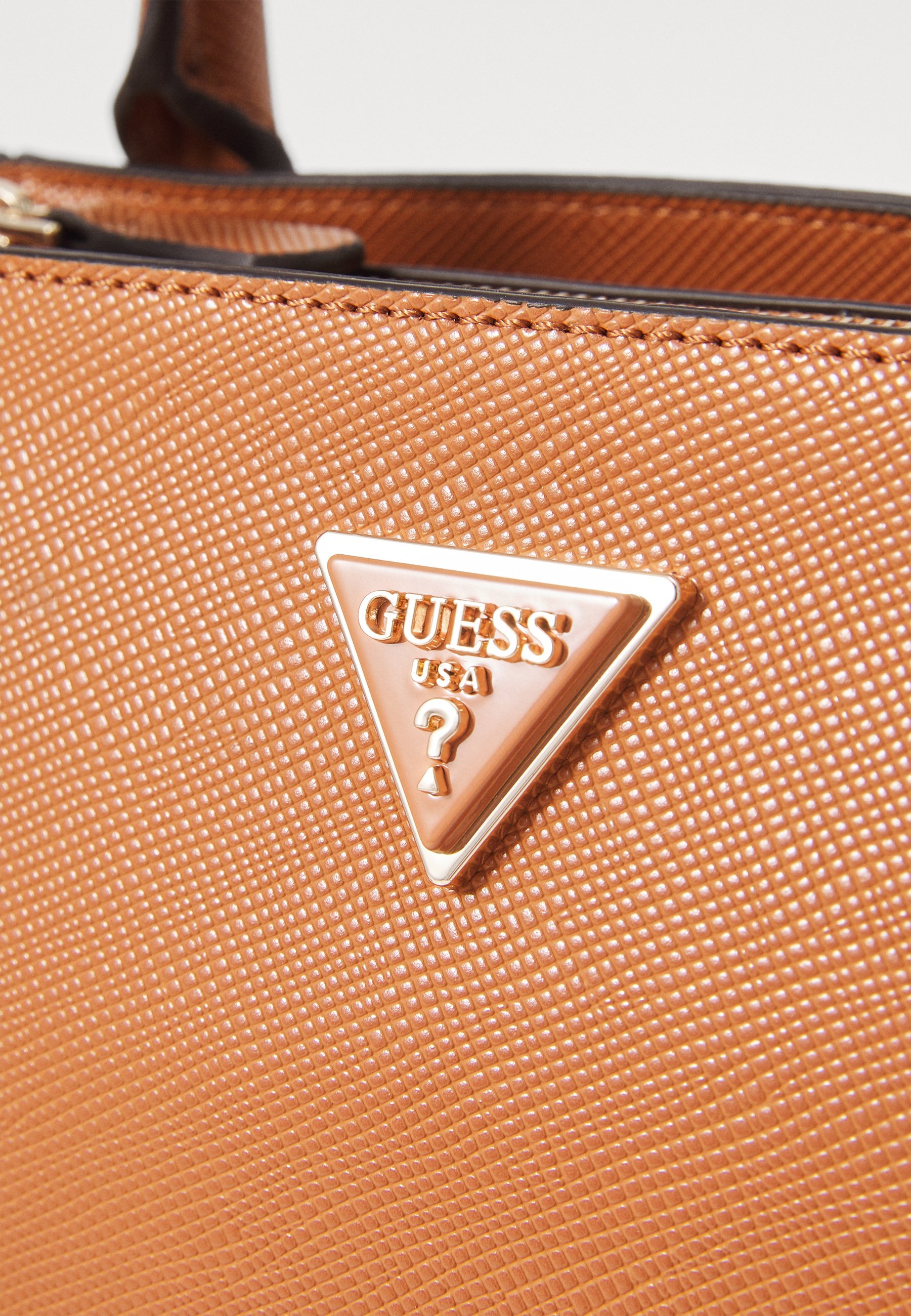Guess NOELLE II LUXURY SATCHEL - Handtas - licht cognac