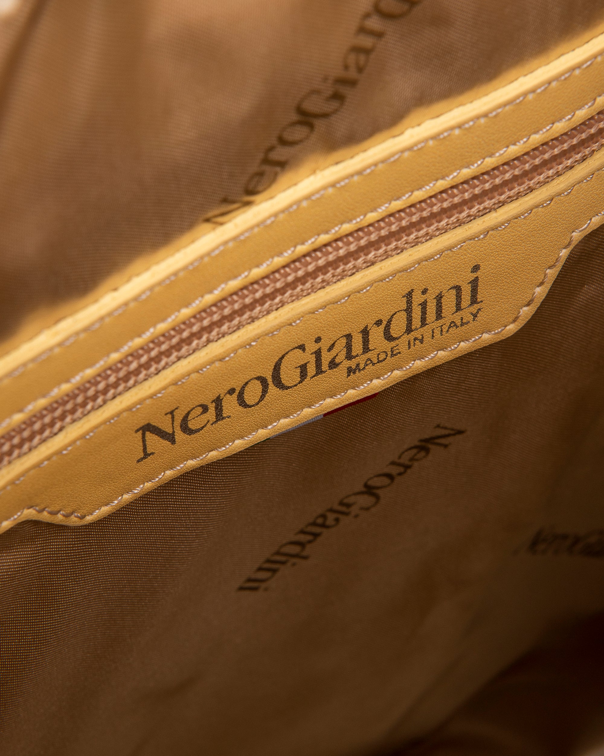 Damenrucksack aus technischem Material