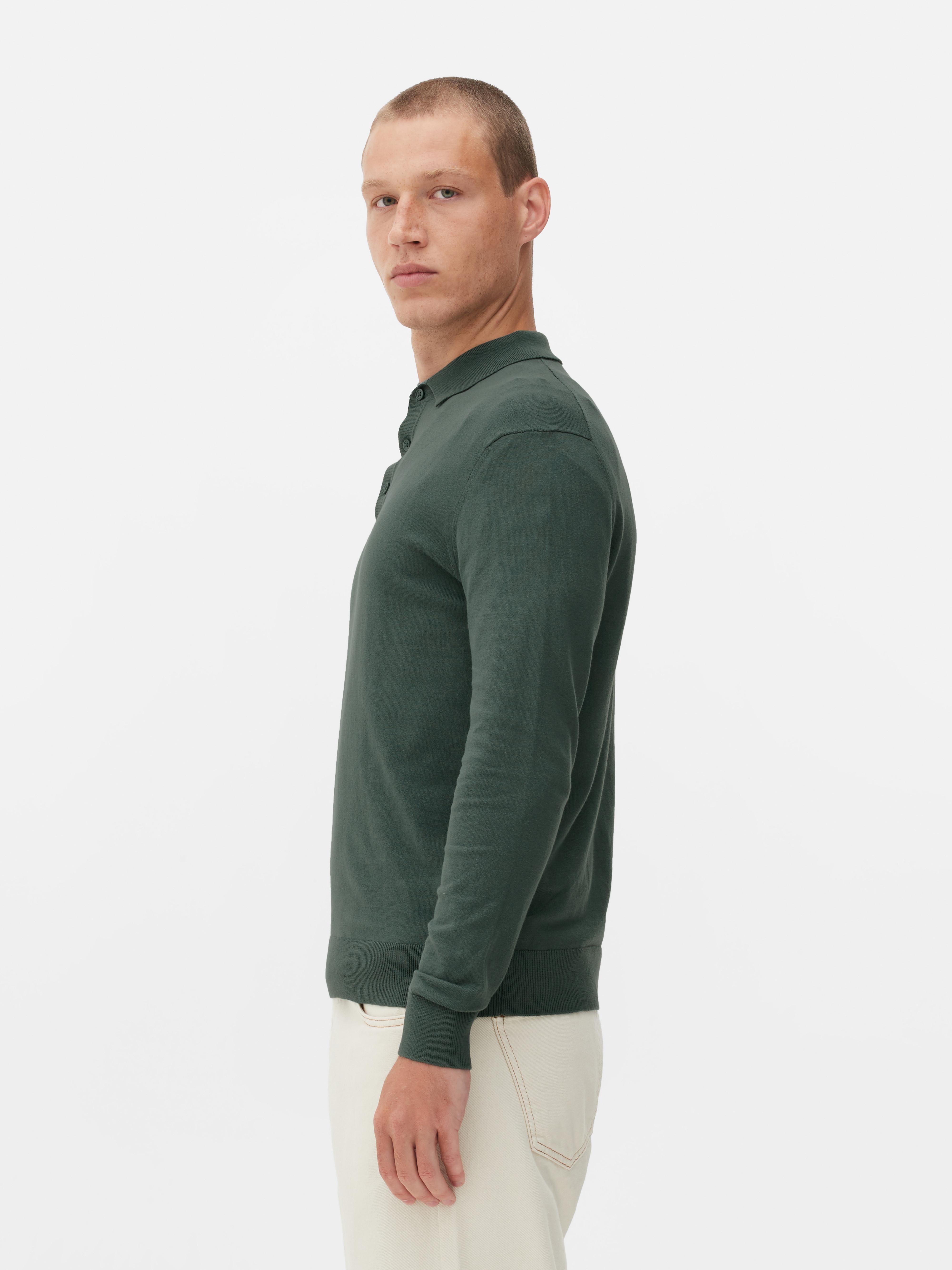 Pulover cu mânecă lungă. Acest tricou polo tricotat are guler, fentă cu nasturi și mâneci lungi.