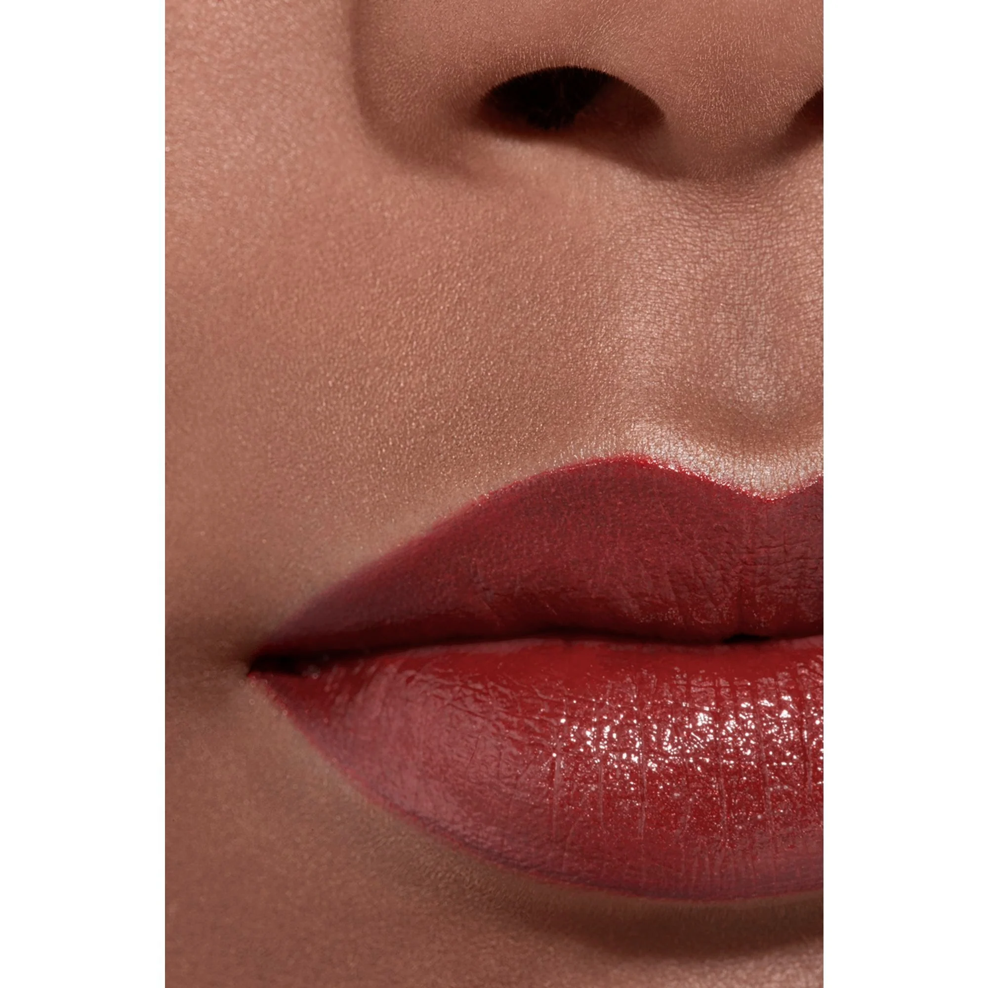 ROUGE ALLURE L'EXTRAIT - IL ROSSETTO AD ALTA INTENSITÀ ESTRATTO DI LUCE E TRATTAMENTO. RICARICABILE