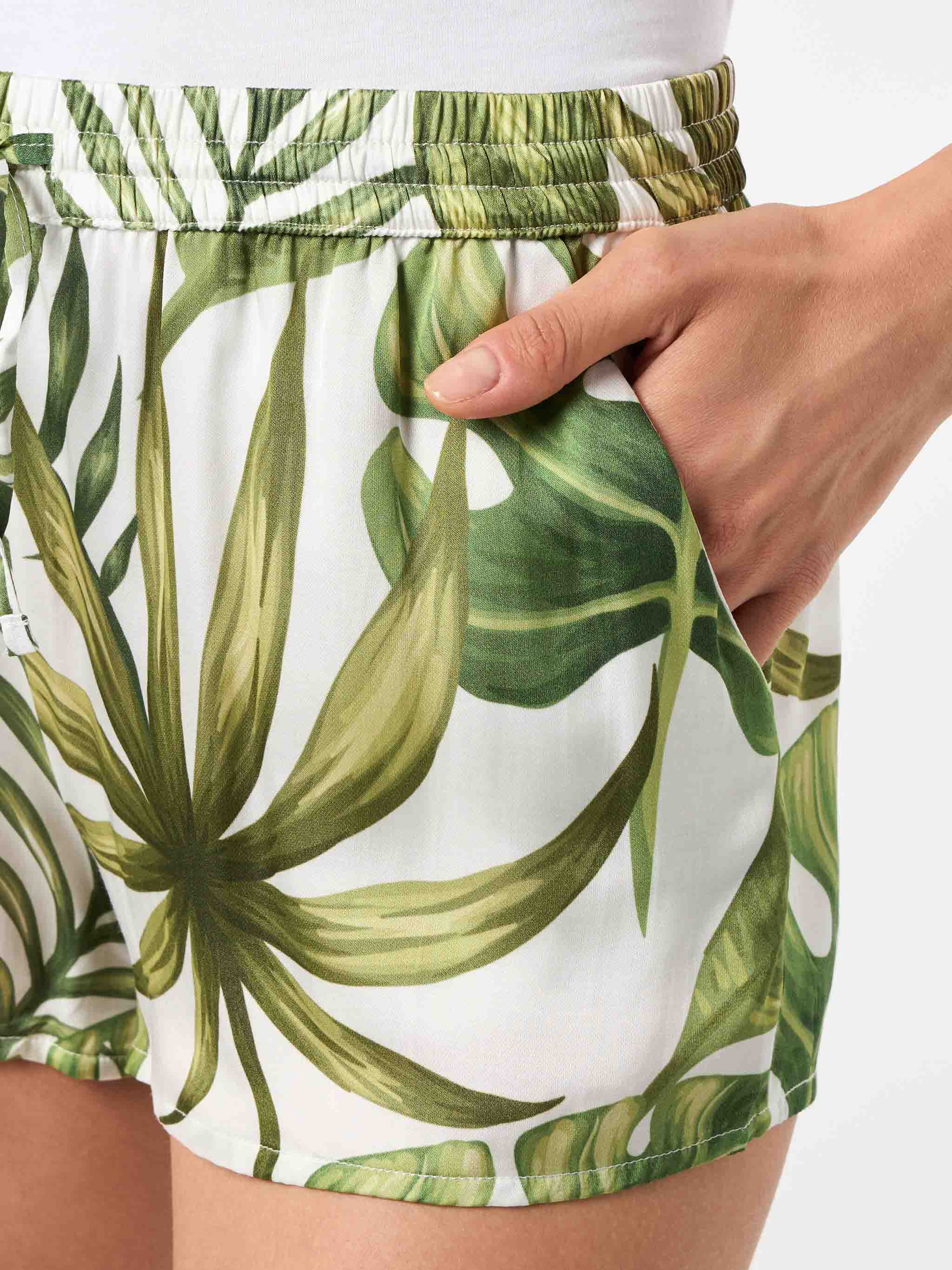 Damesshorts met tropische print