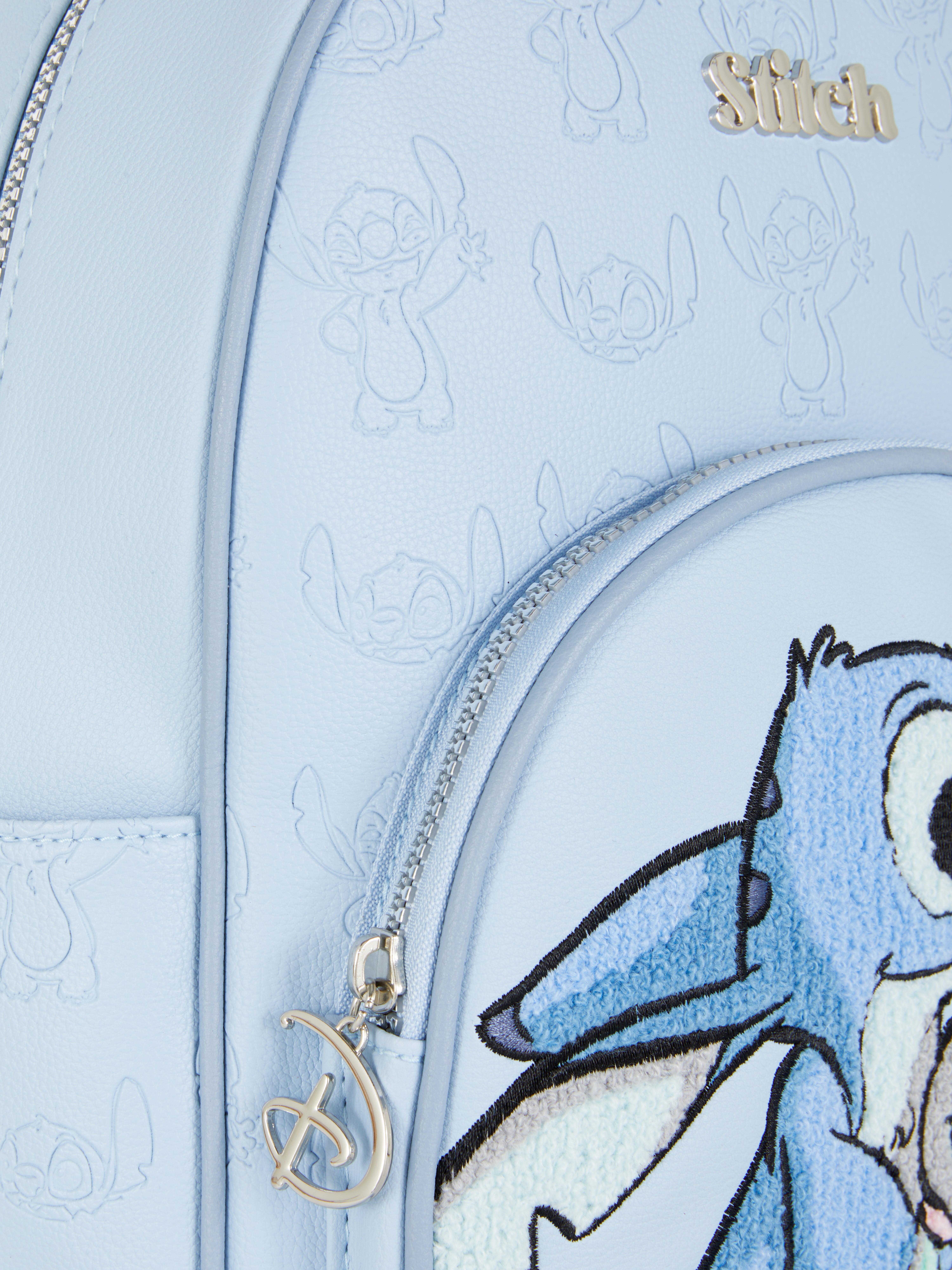 Rucsacul Stitch de la Disney. Un rucsac Disney cu bretele reglabile, fermoare și un design cu personajul Experiment 626.