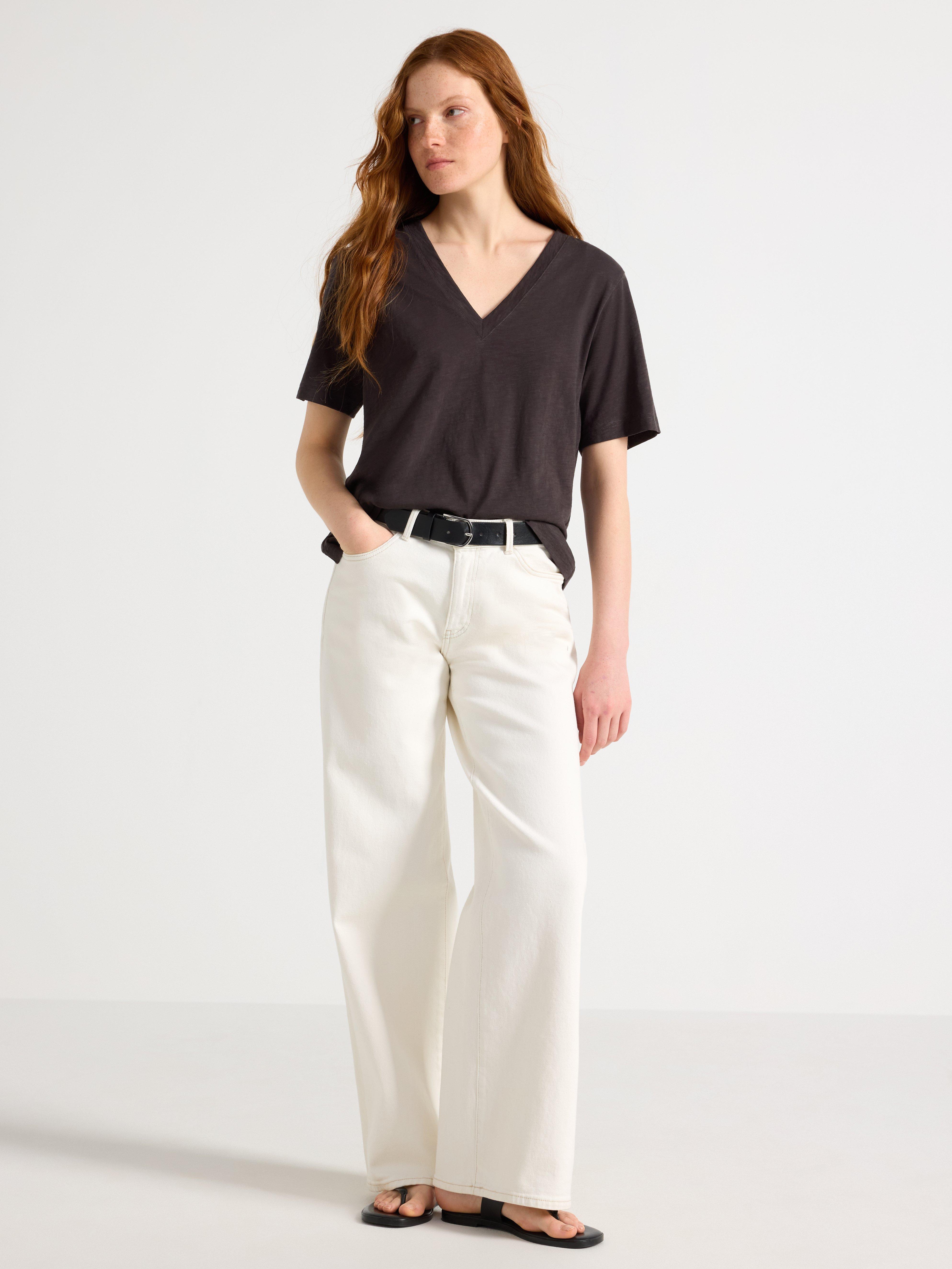 Camiseta mediana con escote en V, color marrón oscuro.