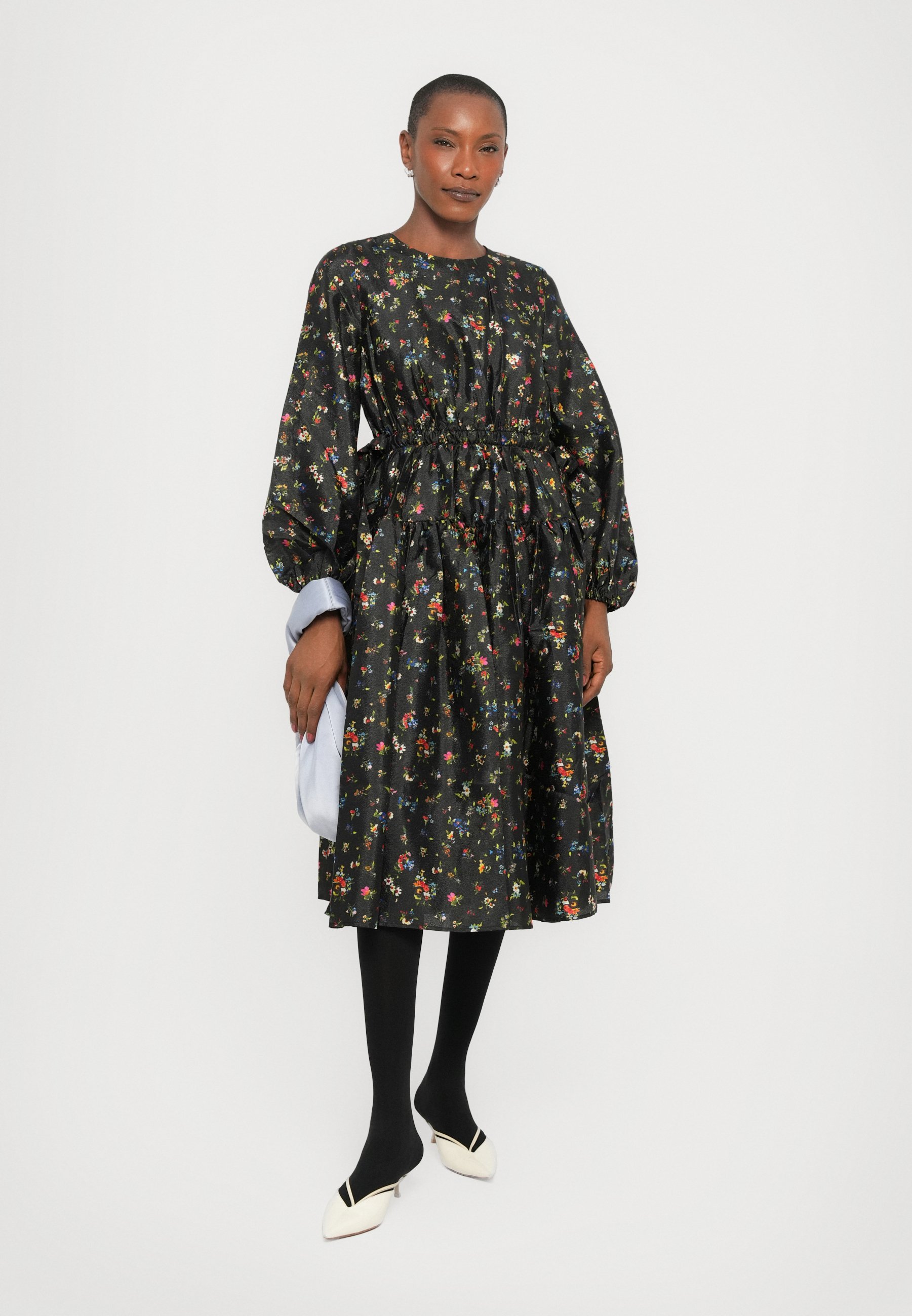 Stine Goya MIDI-JURK MET PLATTE TEXTUREERDE TAILLE EN STRIK - Dagjurk - zwart