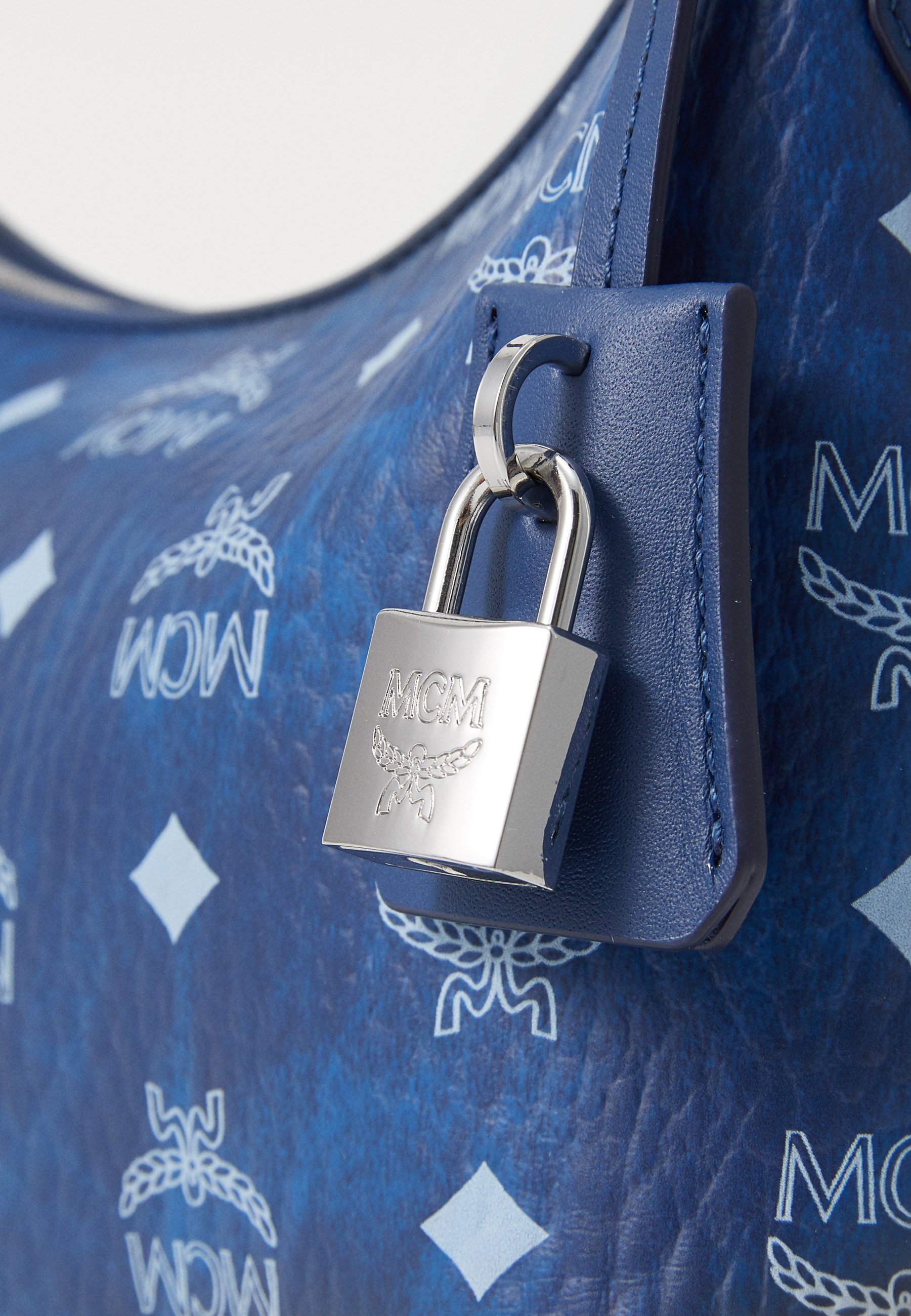 MCM AREN - Handtas - blauwe Visetos