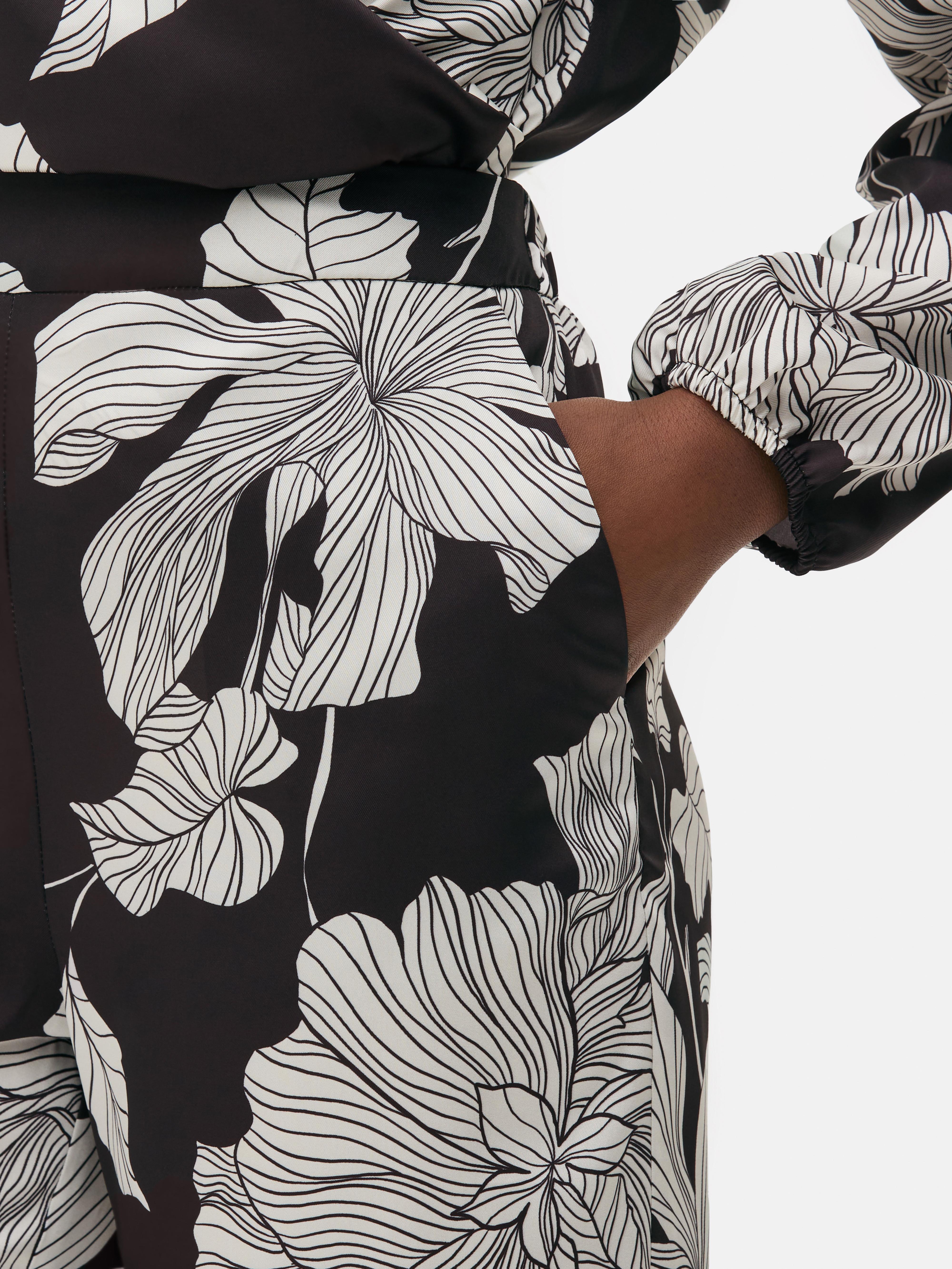 Passende Satinhose mit Blumenmuster. Gerade geschnittene Satinhose mit durchgehendem Blumenmuster.