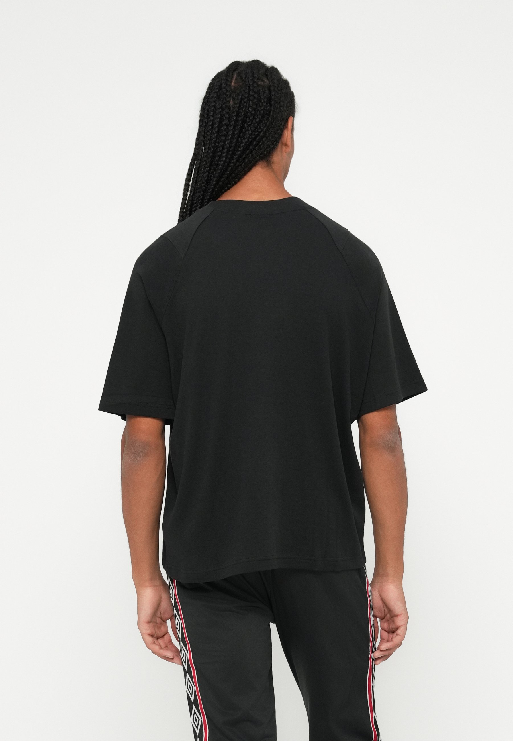 Umbro ICONIC BOXY TEE - T-shirt basic - nero/peperoncino