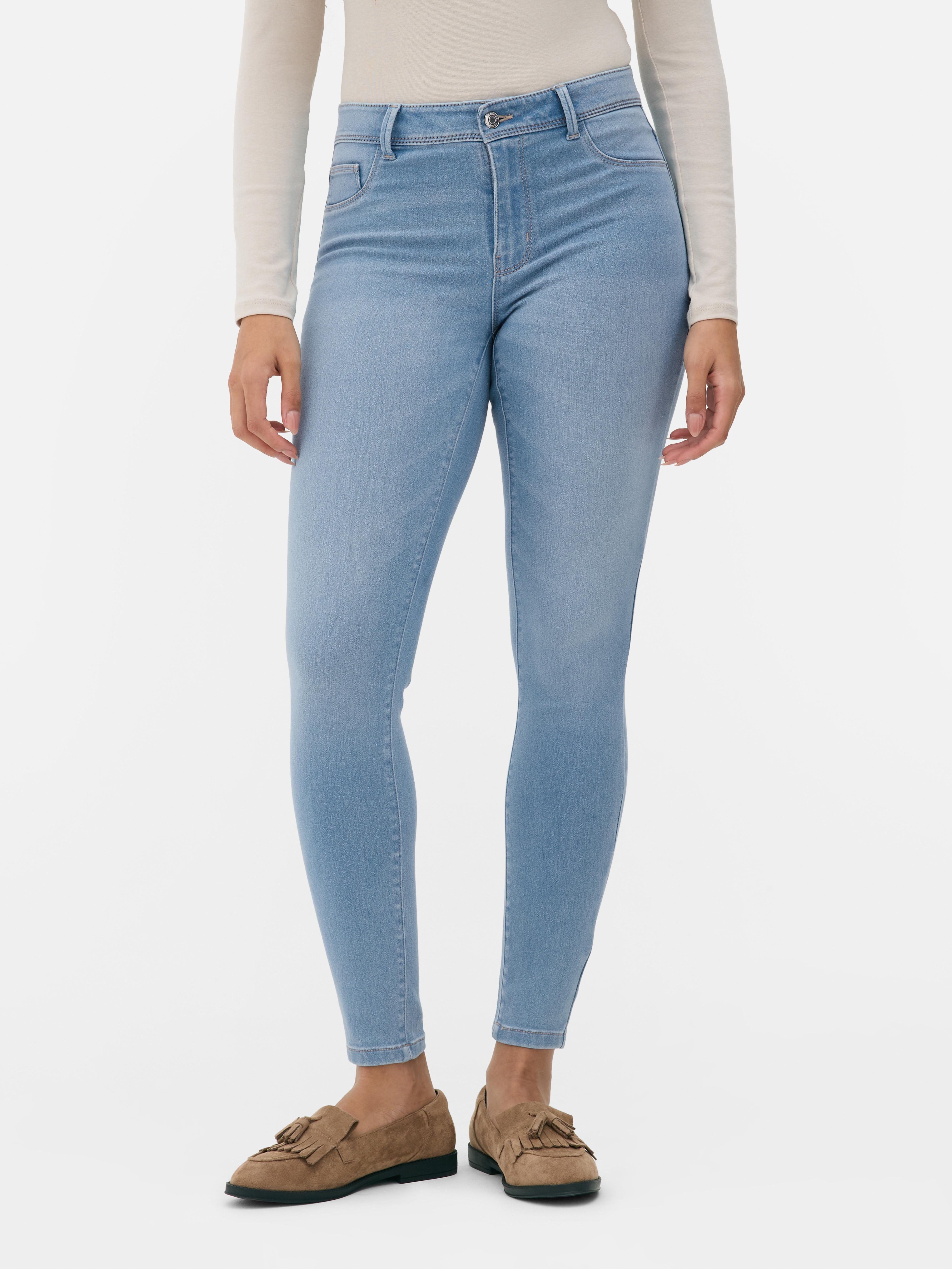 Blugi skinny simpli cu talie medie. Blugii sunt un must-have, iar noi adorăm acest stil mulat.