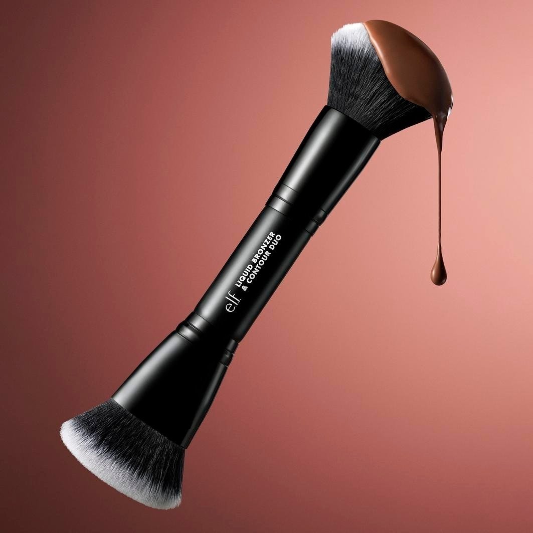 Štetec na podkladovú bázu elf Cosmetics Camo Liquid Bronzer & Contour Duo Brush - 4 ml