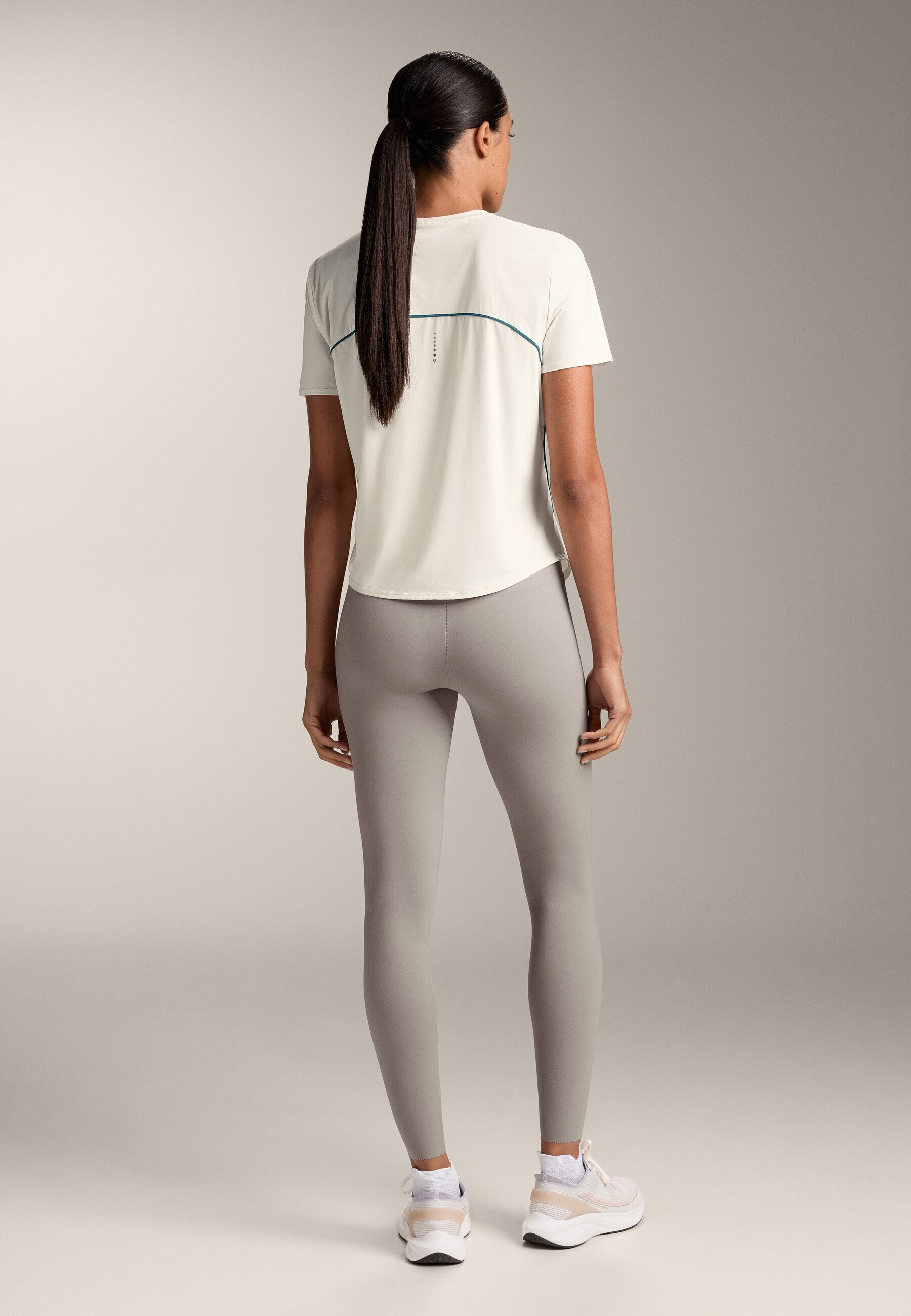 OYSHO LINES TECHNICAL Z KRÓTKIM RĘKAWEM - Koszulka sportowa - piaskowa
