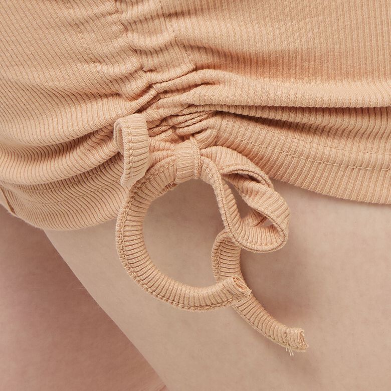 Kleid mit kleinem, charakteristischem Rippenmuster
