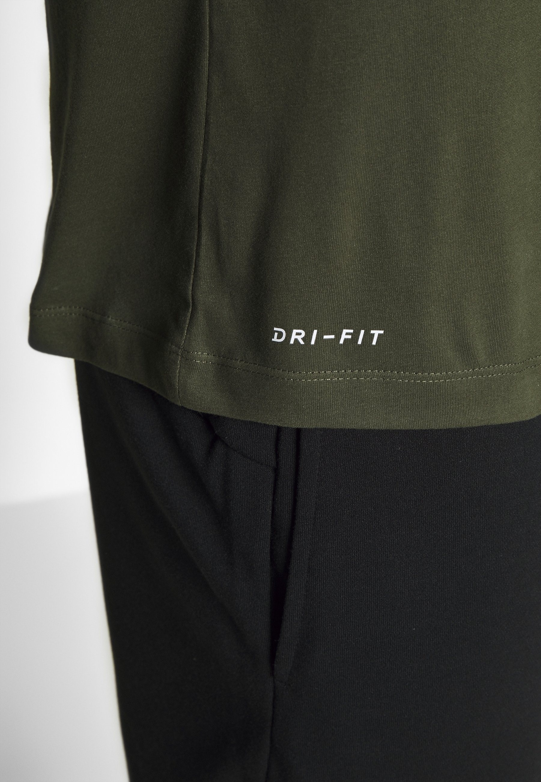 Nike Performance Sport-T-Shirt – Khaki