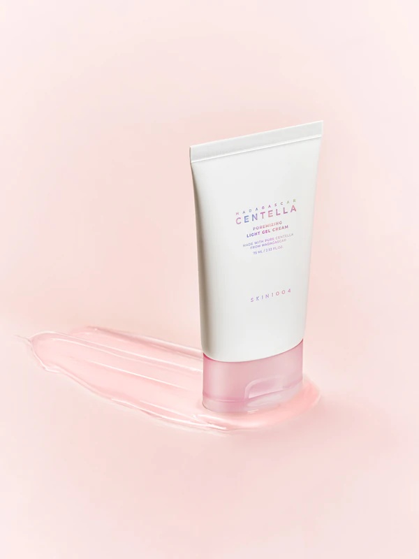 SKIN1004 Madagaskar Centella Poremizing Light Gel Cream je lahka krema v obliki gela za glajenje kože in zmanjšanje por.