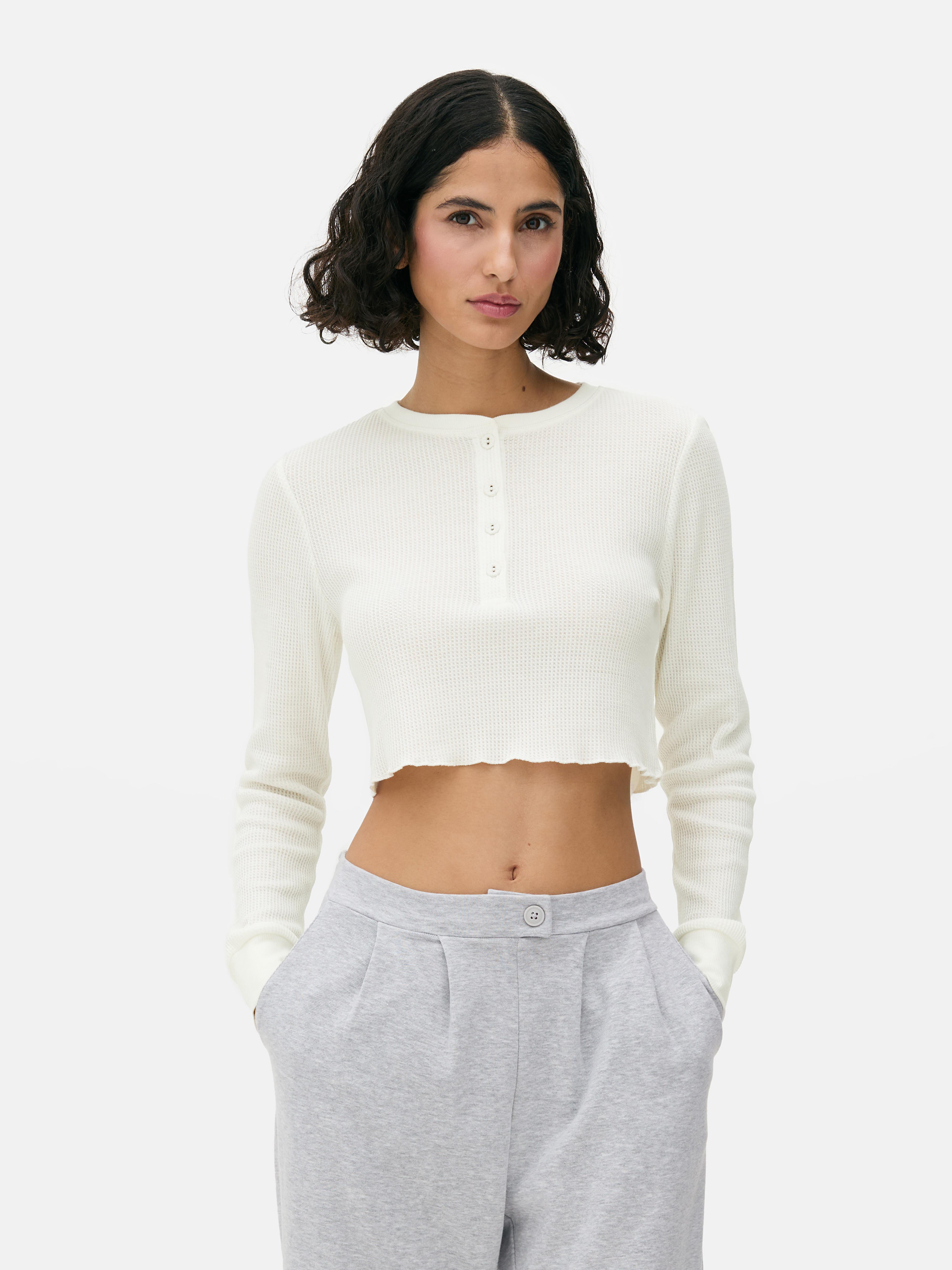 Κοντό τοπ Henley με υφή waffle Ένα κλασικό κοντό τοπ Henley με πατιλέτα με κουμπιά και υφή waffle
